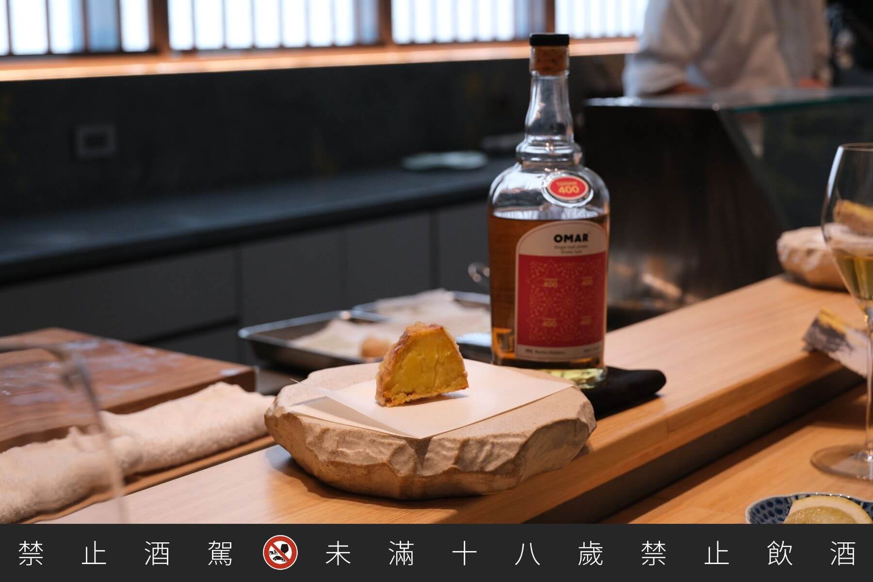 經過低溫慢炸半小時的台農57號地瓜,上桌後噴灑「OMAR台南400週年限定款 煙燻焦香威士忌」,延續甜度。(攝影/Eugenia Yang)