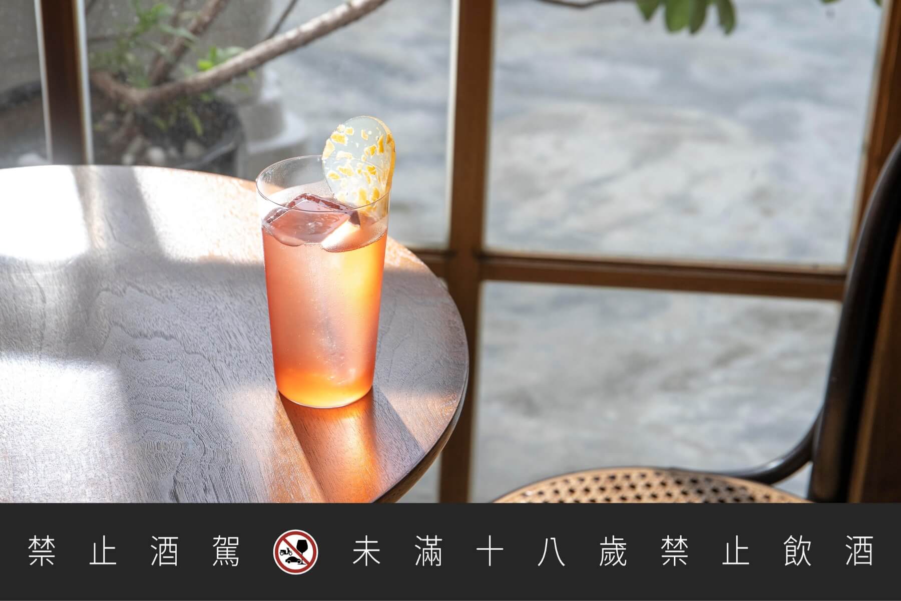 SWALLOW 嚥·台南為少見的全天候營業酒吧。