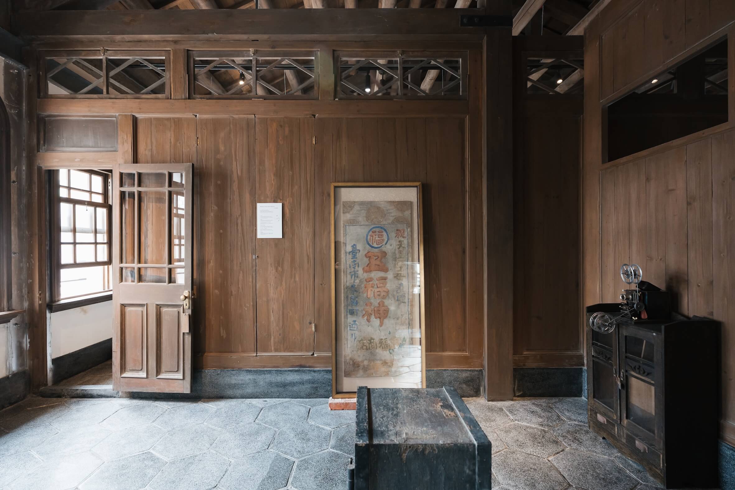 《時間棲所：台南五福商店》以楊氏家族保存的歷史物件，呈現生活與商業交織的日常樣貌。