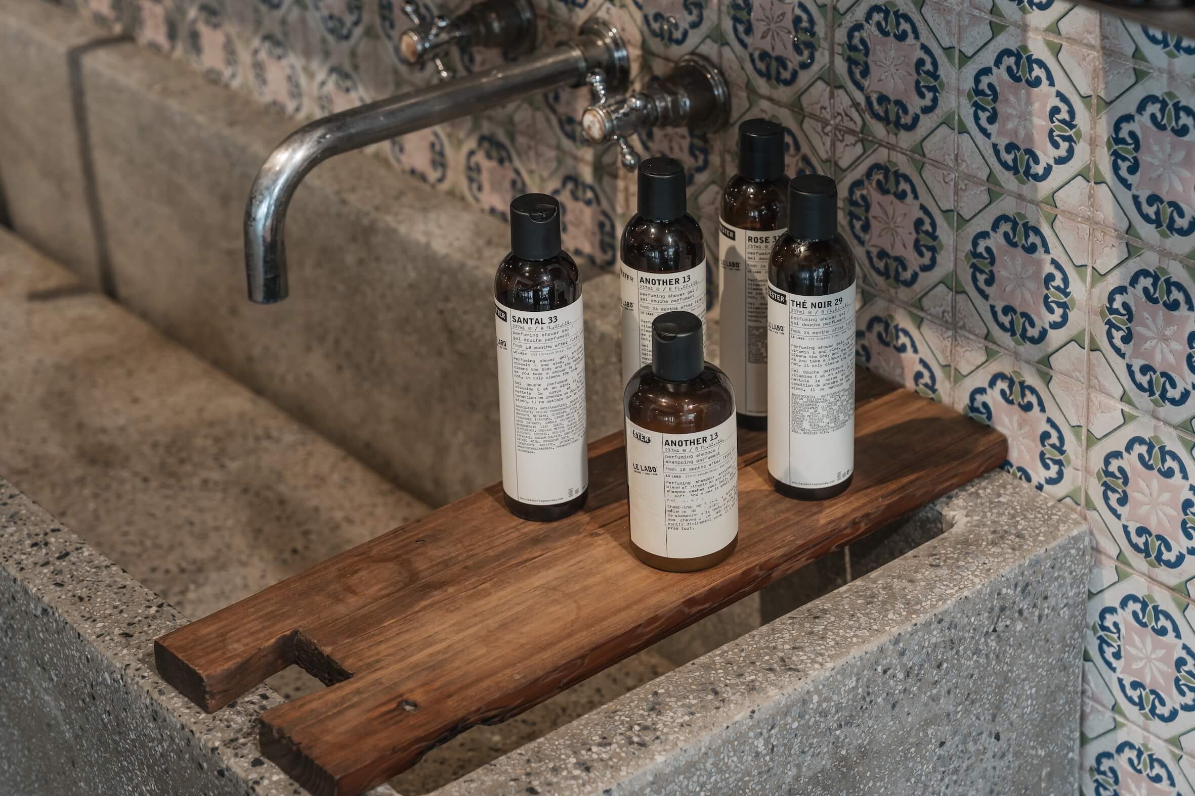 保留原有木樑並再製為LE LABO洗沐系列陳列底板，將建築材料轉化為日常使用的一部分。