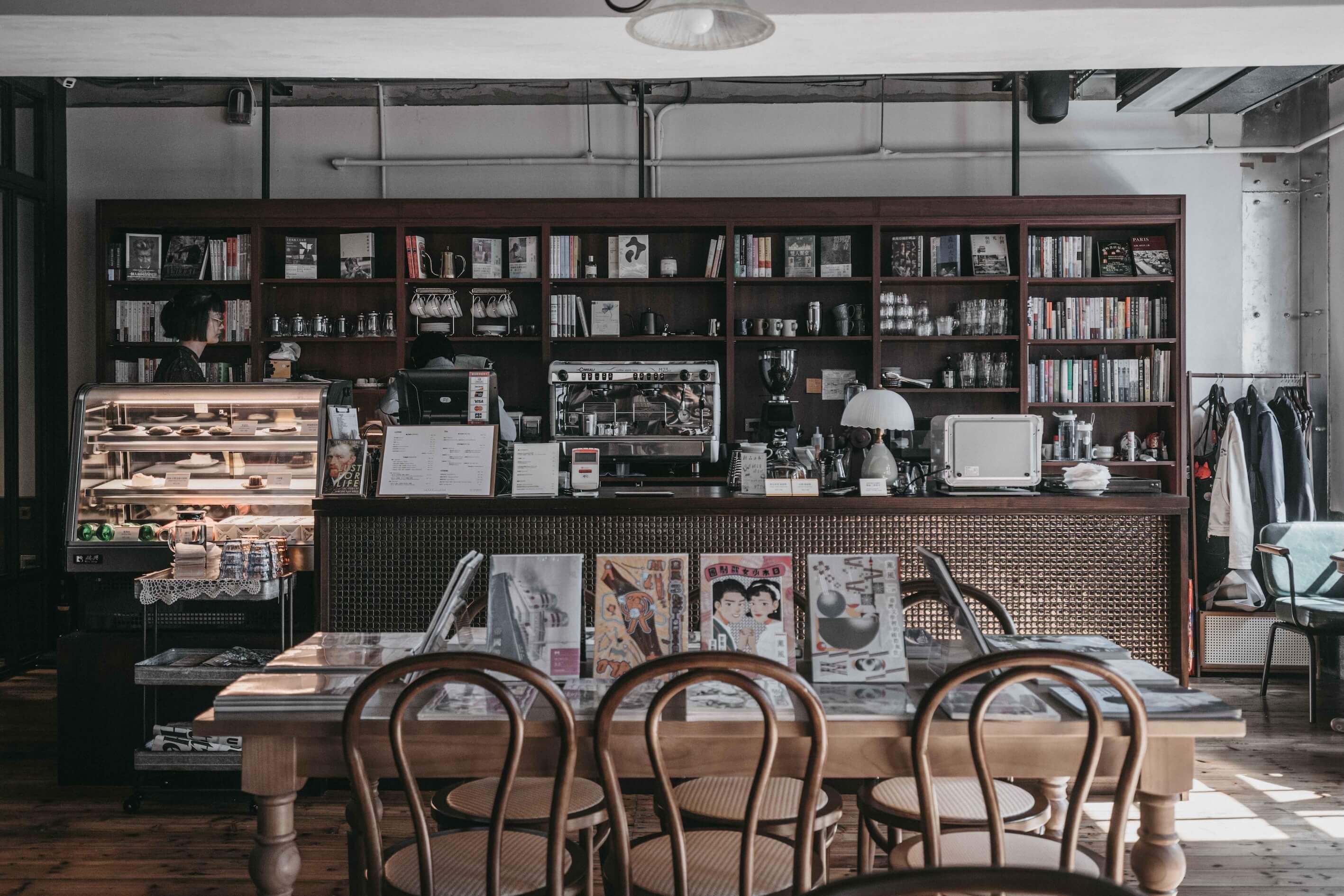 位於2樓的銀月書店以文學、思想、人文與藝術書籍為核心選書方向， 也關注在地創作與小誌出版，讓閱讀成為一種貼近生活的行動。