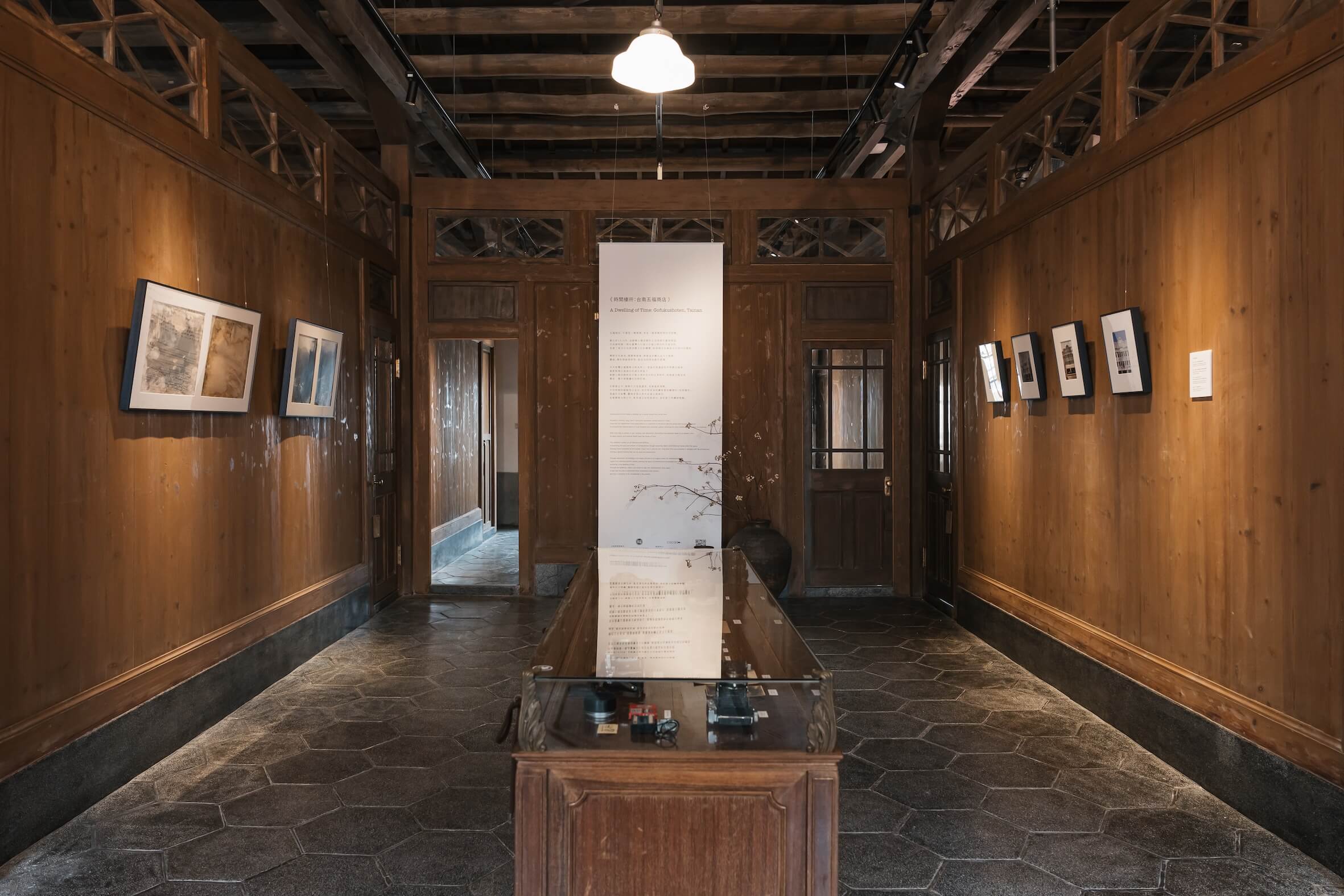 《時間棲所：台南五福商店》透過影像、文件與空間敘事呈現建築歷史。