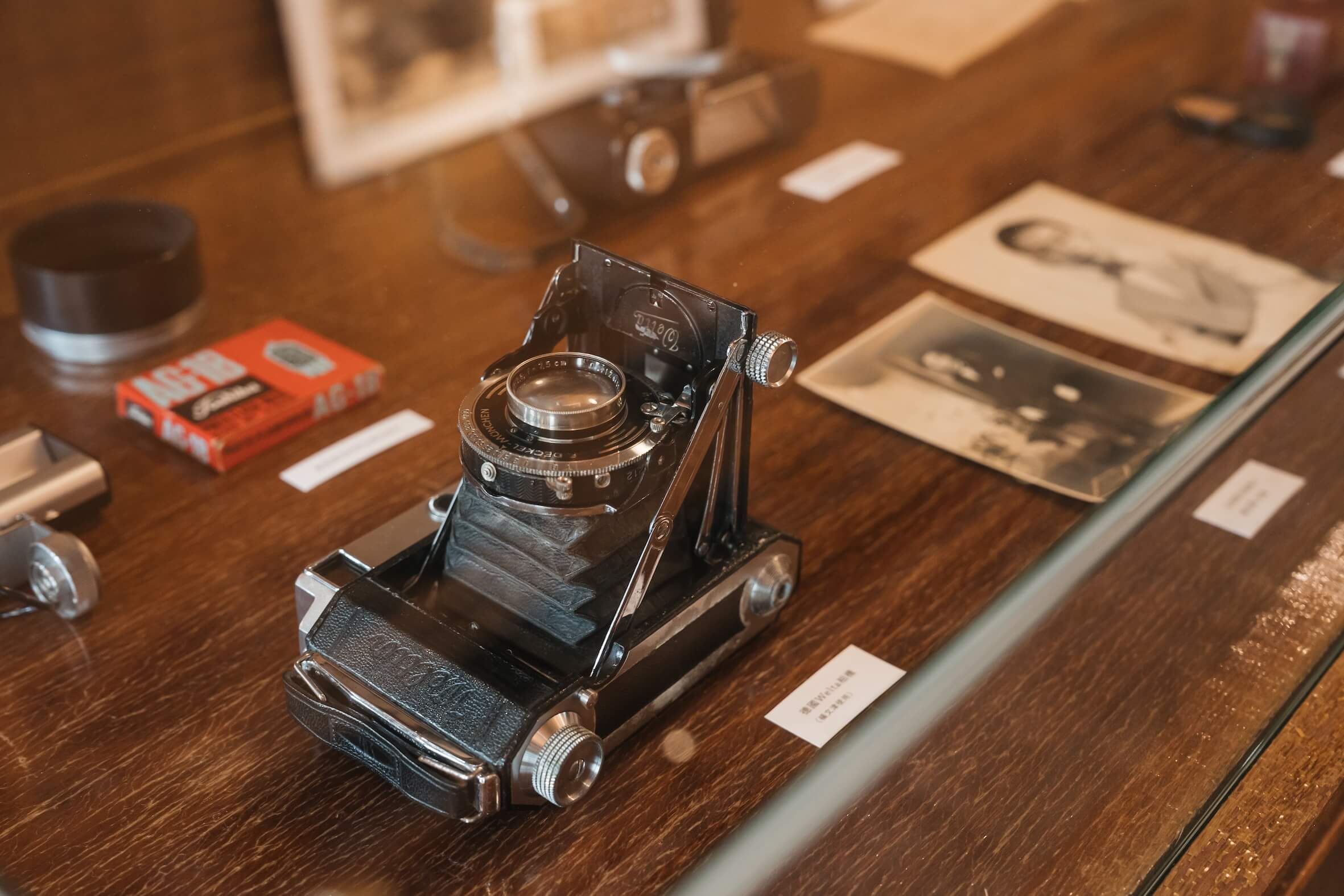 臺灣登錄寫真家楊文津（五福商店二代）珍貴的攝影器材，從未公開的個人攝影作品也會同步展出。