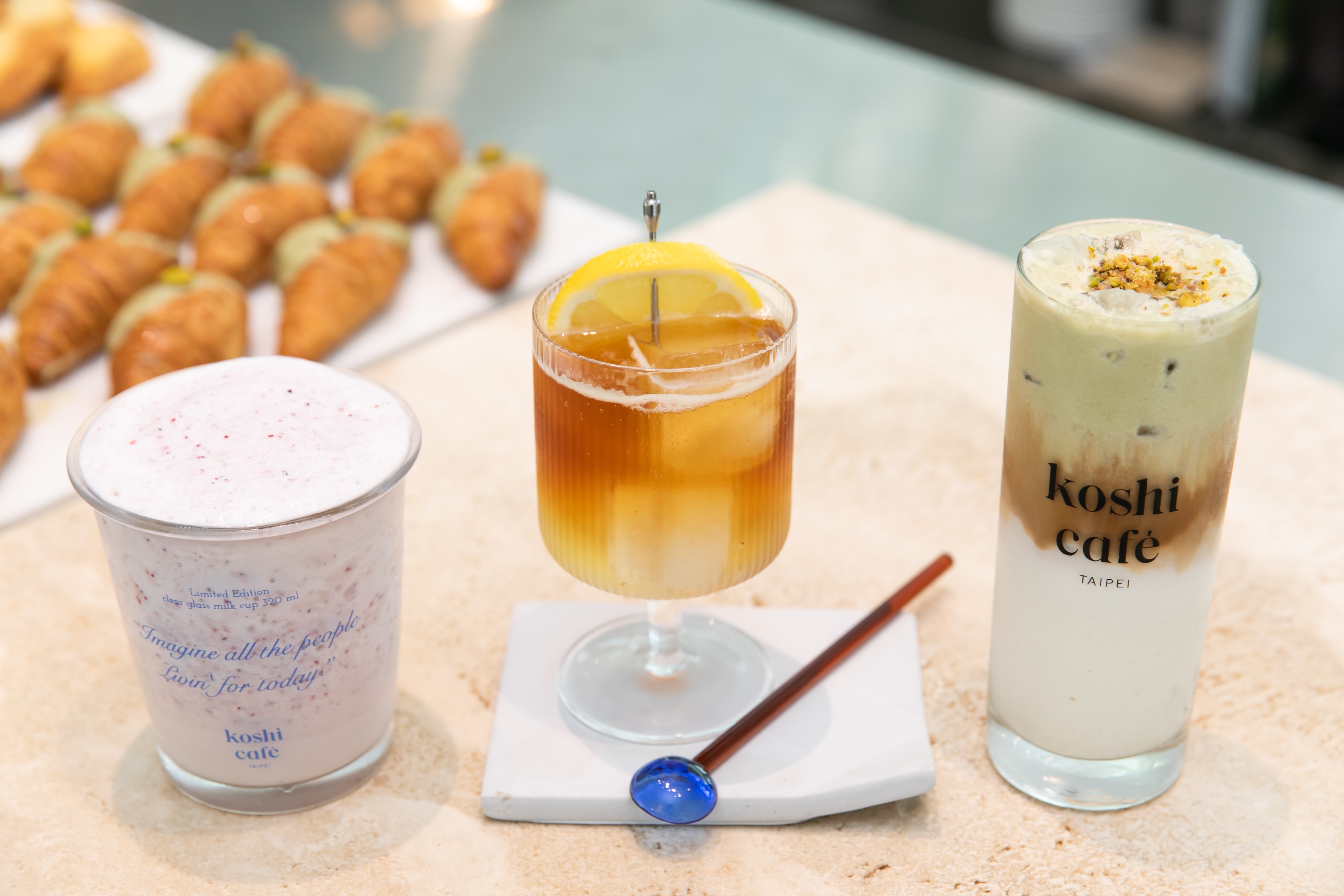 野莓蘋果．美顏果昔（左）；當代限定KOSHI可樂（中）；當代限定開心果拿鐵（右）