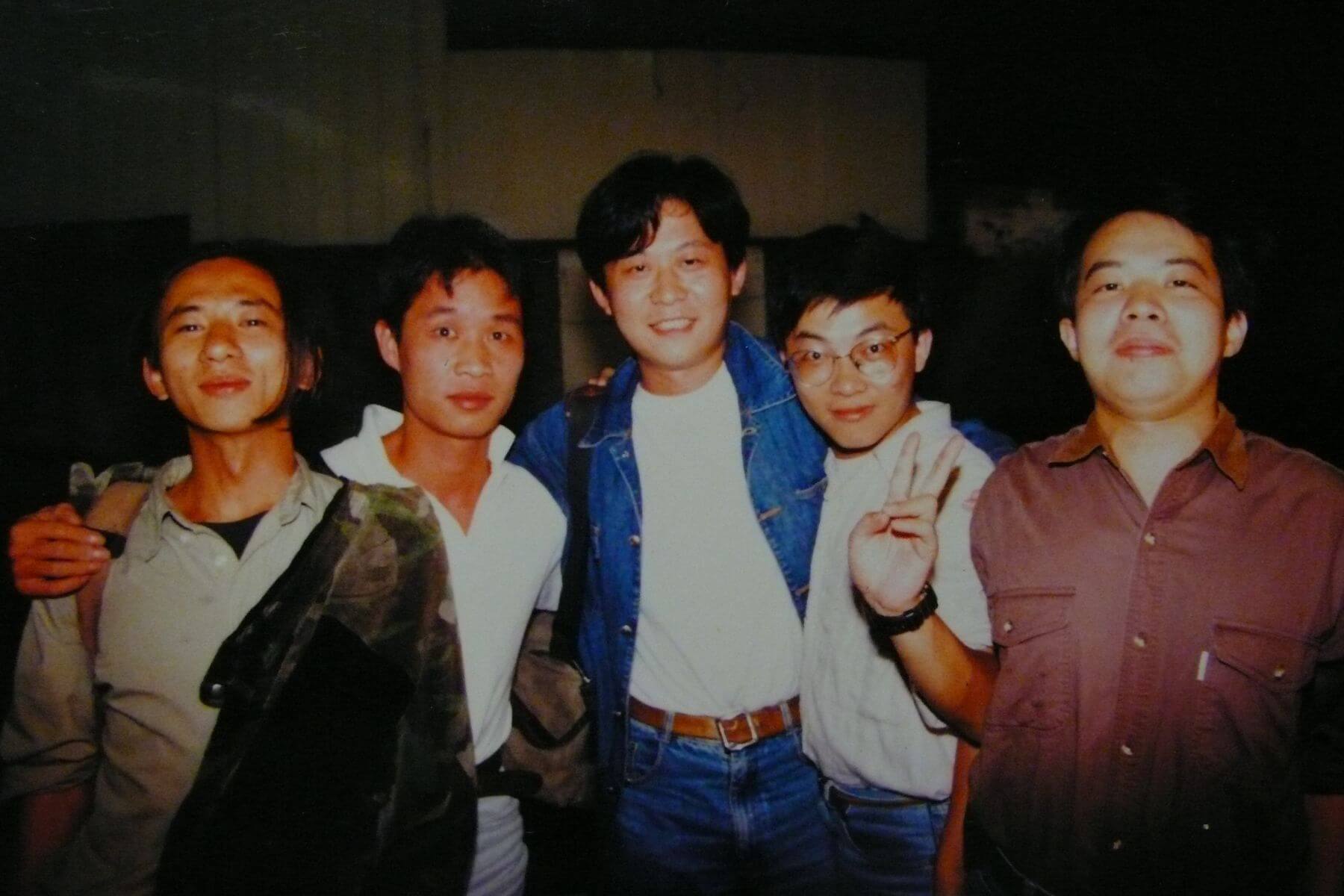 1995年《自立早報》攝影組，於「阿才的店」門口。（鍾宜杰提供）