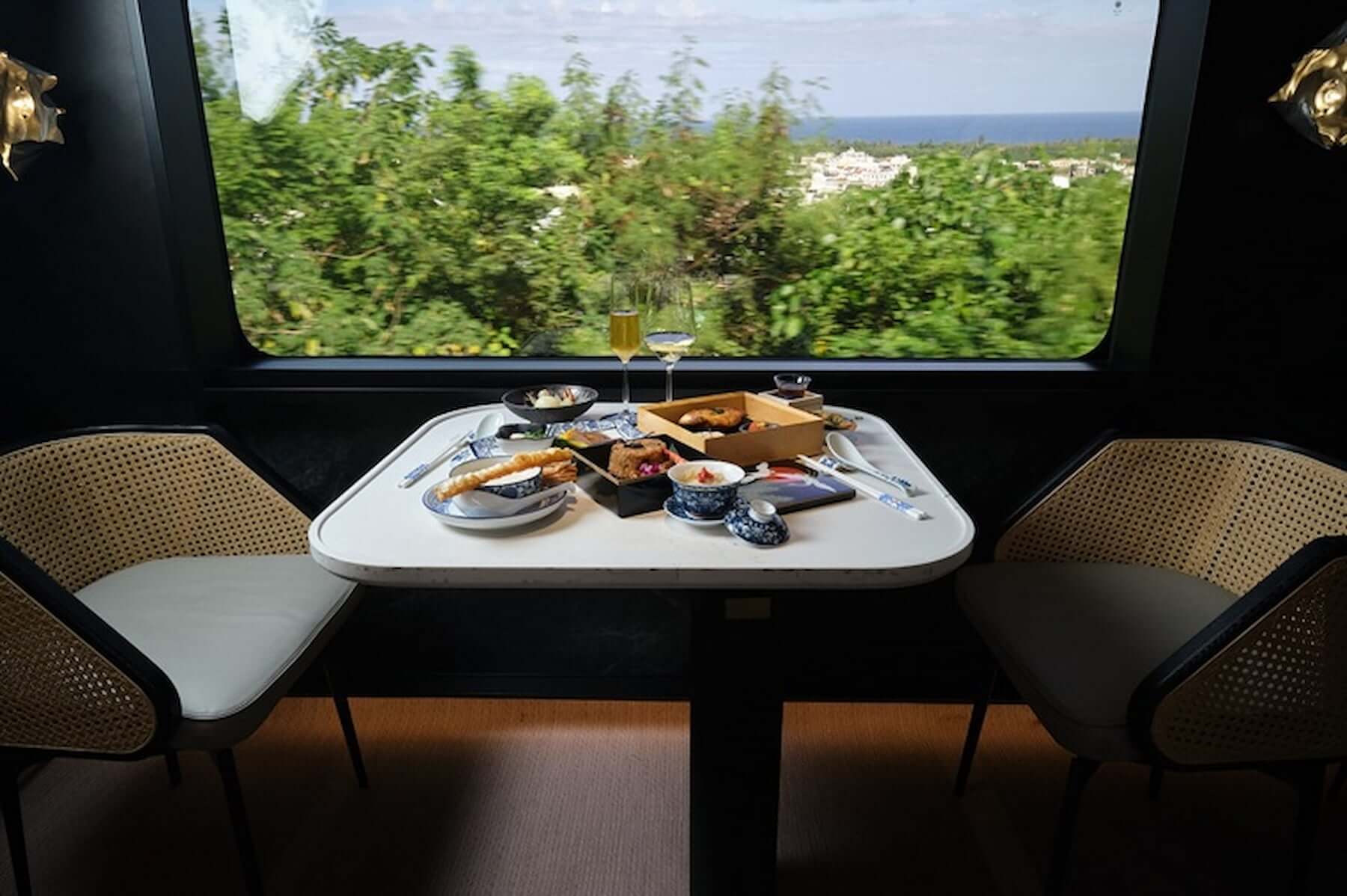 「鳴日廚房」打造米其林級美食饗宴，把精緻餐飲搬上火車。（圖／雄獅旅遊）