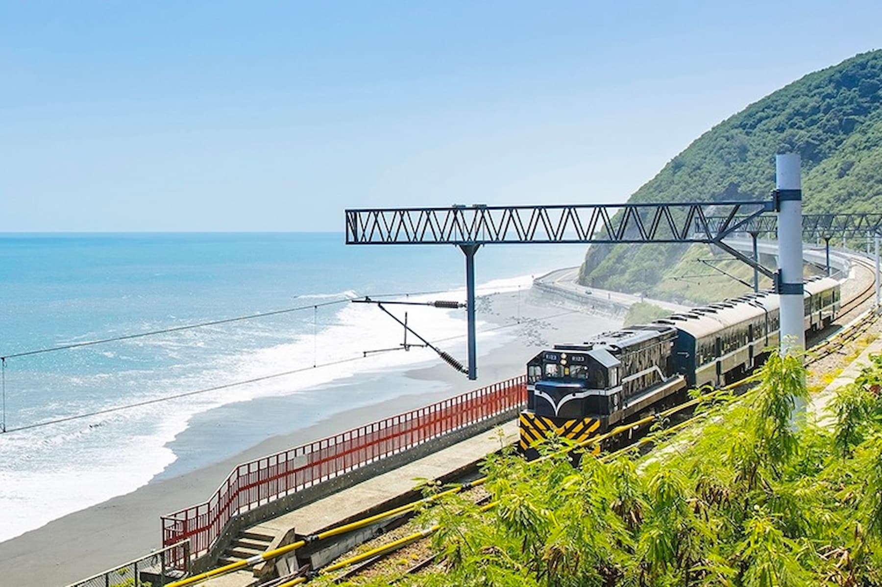 台鐵復古美學列車「藍皮解憂號」，主要行走南迴鐵道，讓乘客來一場觀山望海慢旅。（圖／雄獅旅遊）