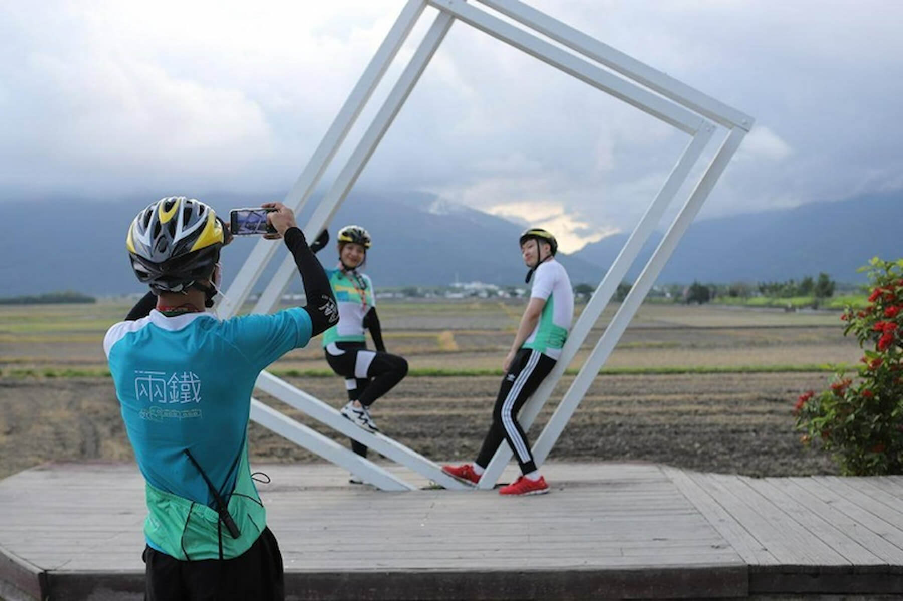 行程深入在地小鎮漫遊，無論是前往部落秘境體驗傳統文化，還是站在陣陣稻浪中迎接暖風，都可盡情沉浸於山海美景中。（圖／雄獅旅遊）