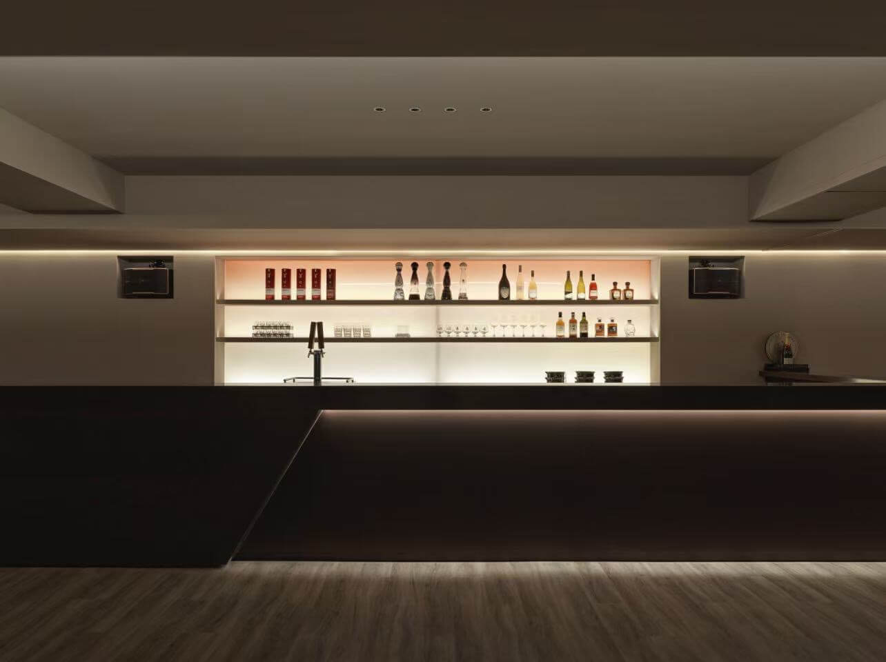 Tee Time吧台供應汲飲調酒、生啤與各式烈酒與葡萄酒。