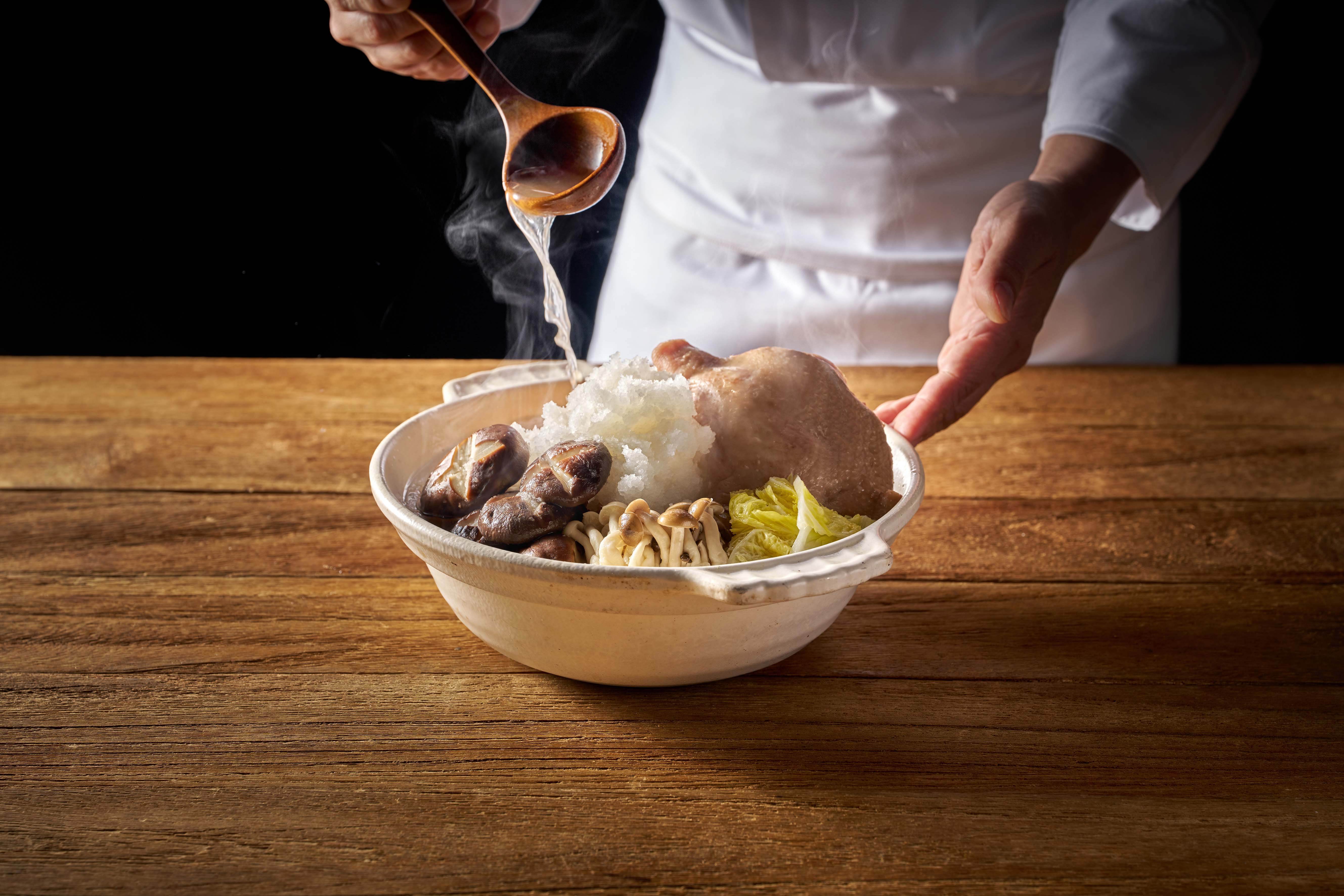 日本冬令鍋物「紅玉雞雪見鍋」以白蘿蔔泥增添湯頭甘甜，更嚴選日月潭紅玉雞讓美味加分。