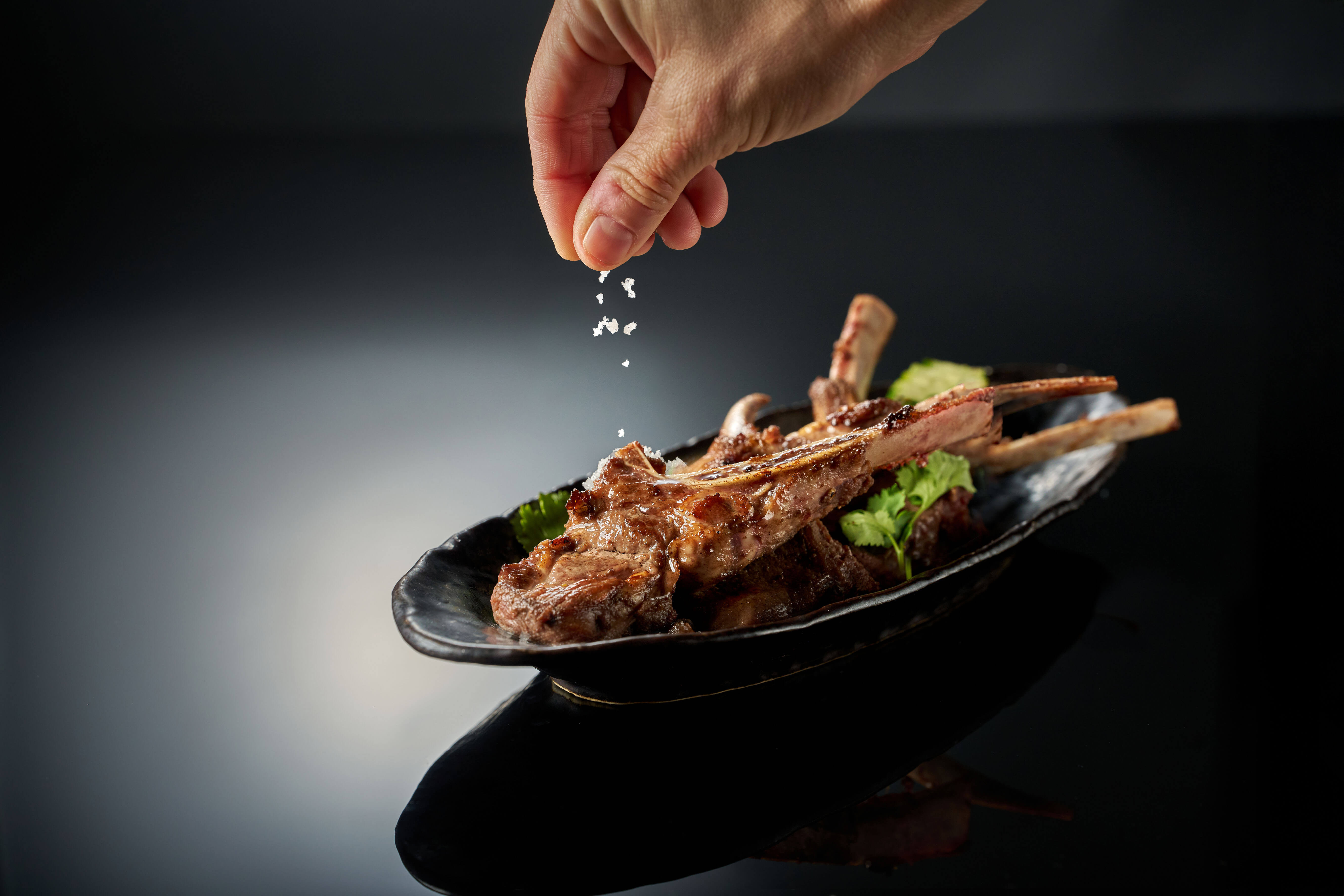 現煎檯講究食材溫度，彈性與嫩度適中的羊排只要加上一點點鹽便很美味。