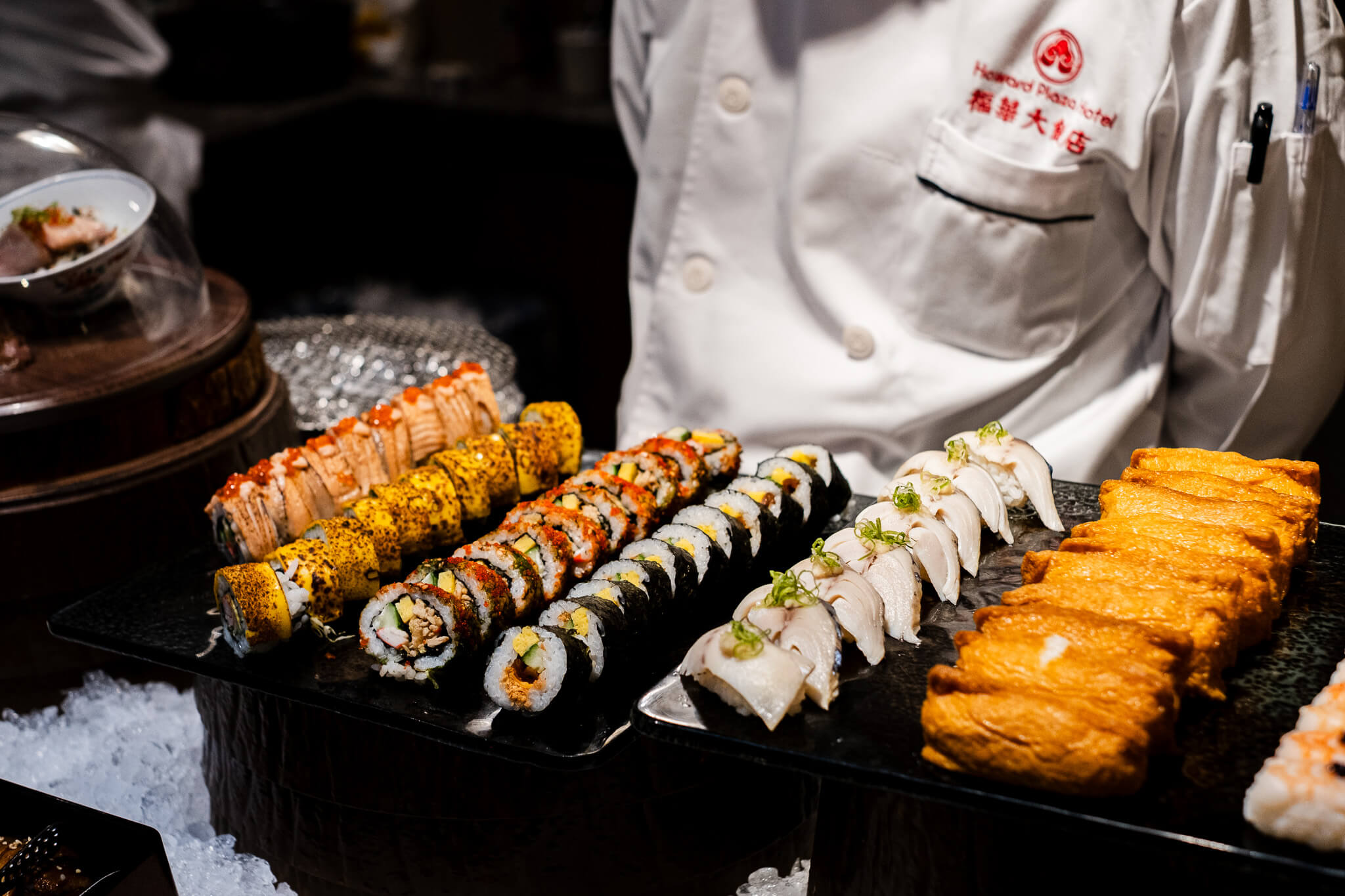 生食區包含多款壽司、生魚片可供挑選。攝影／鄭琮諺