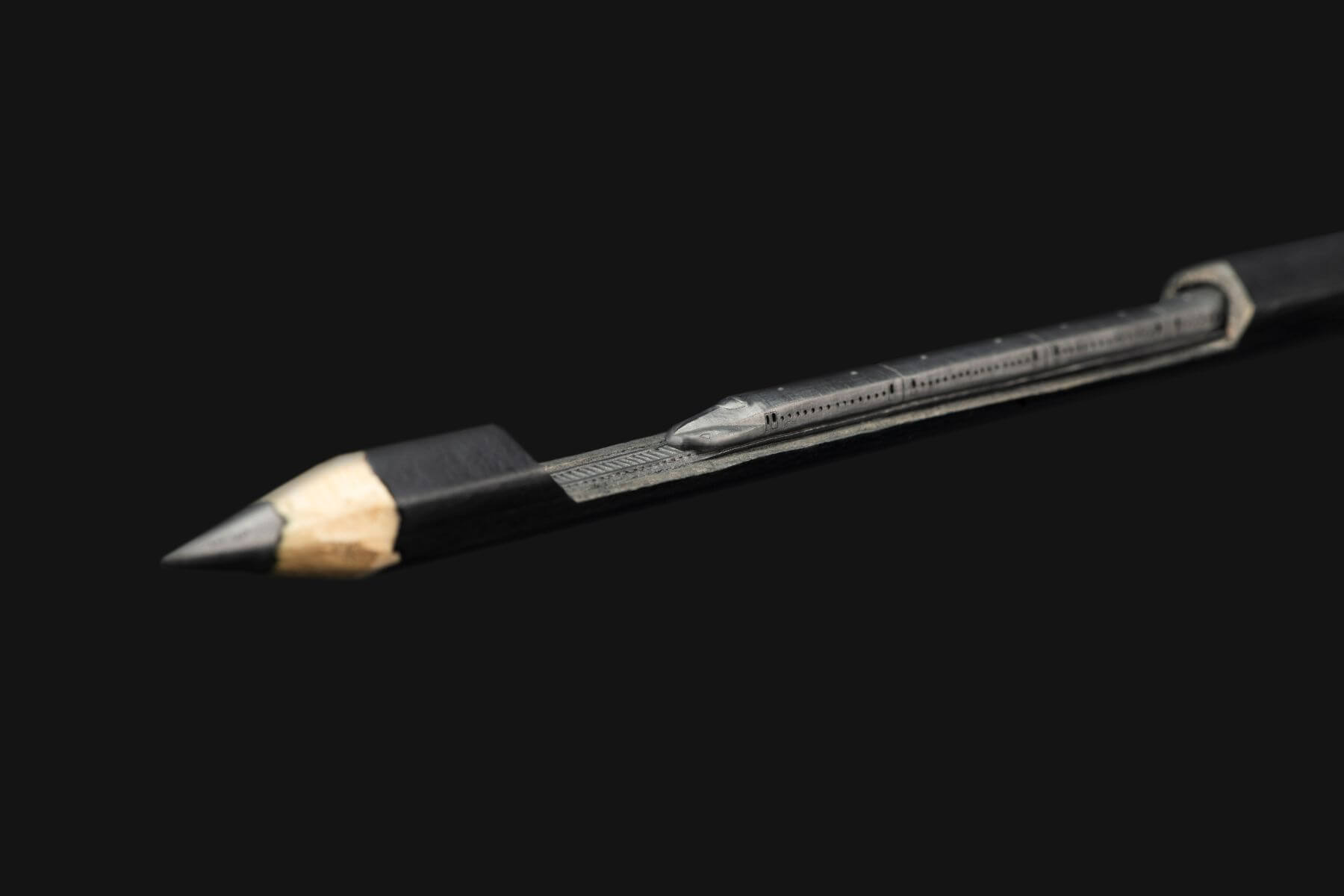 看啥小—微型藝術博物館Jasenko Dordevic《Bullet train》。