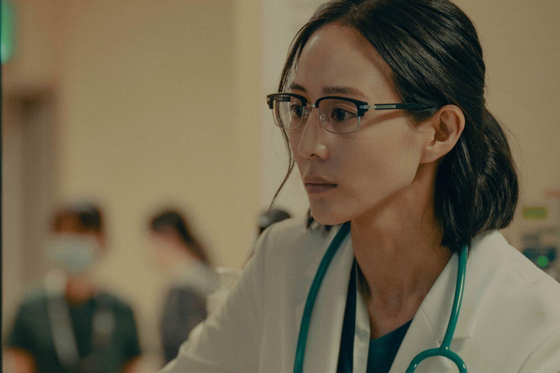 公視《The Outlaw Doctor 化外之醫》張鈞甯飾演神經外科醫師鄭琬平，與連炳發有精彩的對手戲。