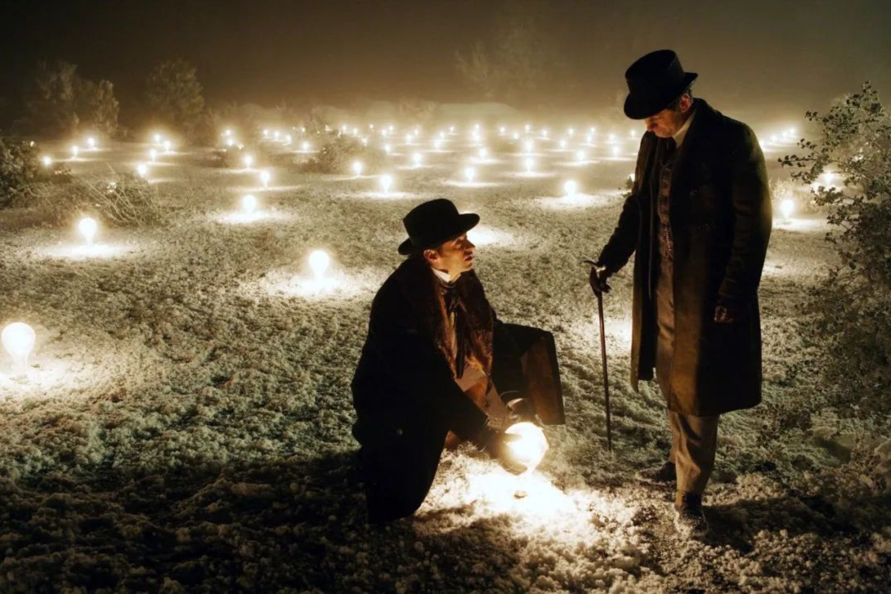 《頂尖對決》劇照。本片改編自普利斯特代表作“The Prestige“(台灣譯《奇術師》),上映後引起全世界廣泛關注,由《蝙蝠俠》克里斯汀貝爾和《金鋼狼》休傑克曼連袂出演。