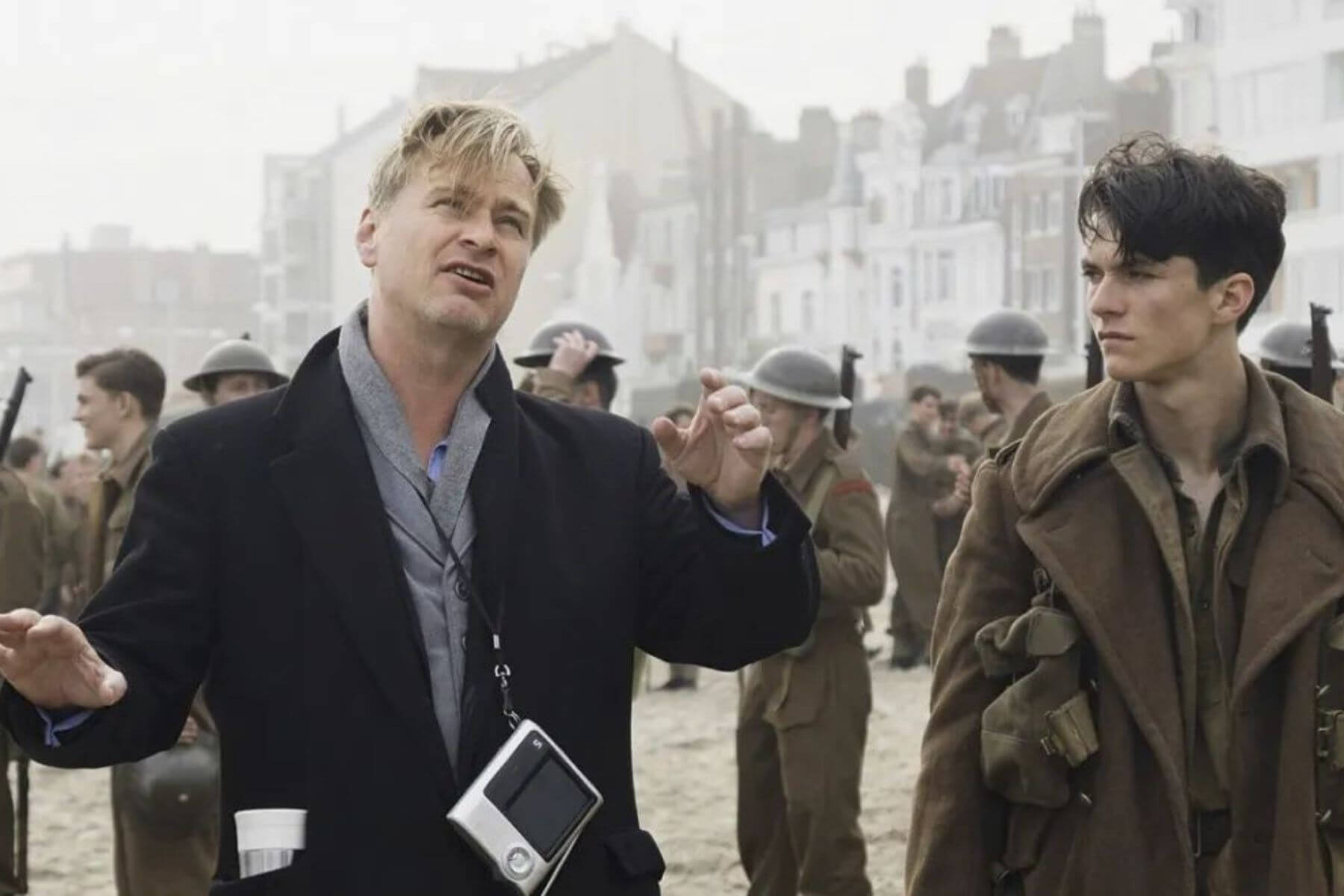 諾蘭(左)在片場。