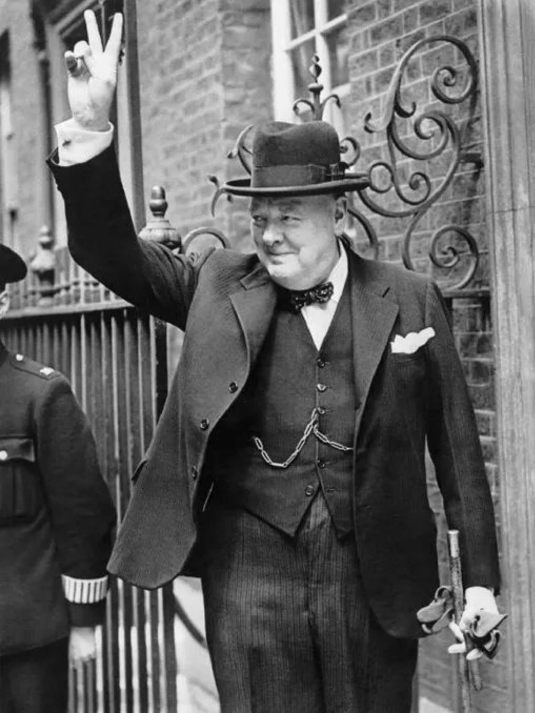 納粹德國1940年5月10日開始進攻西歐,十天后直趨英吉利海峽。剛剛上任的首相邱吉爾做出著名的「V」字形手勢,向英國民眾傳達贏得勝利的信心,並開始「敦克爾克大撤退」。