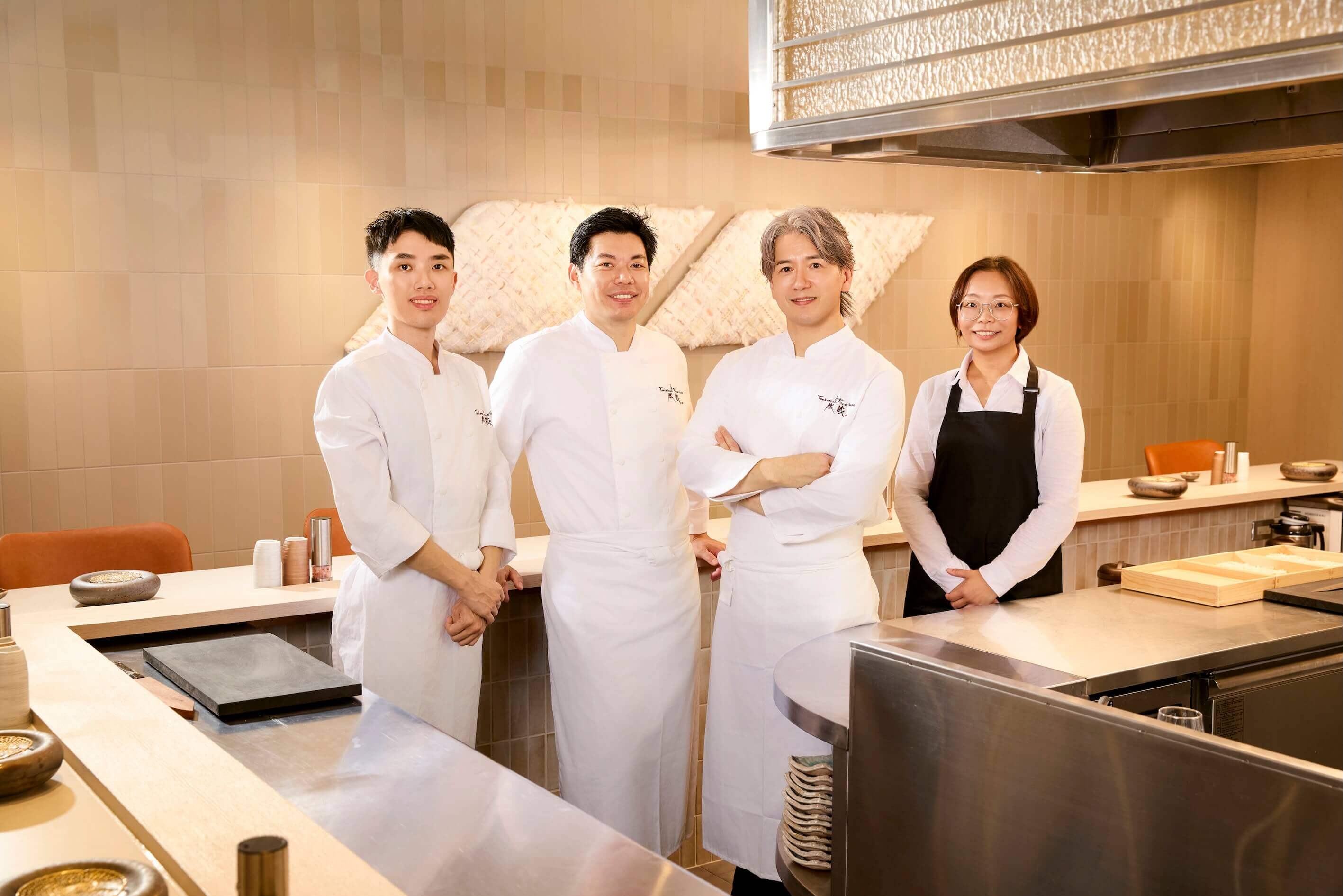 （左起）成蔵副廚王岸和、台灣料理長 Kent、創辦人三谷成蔵及店長 Erin