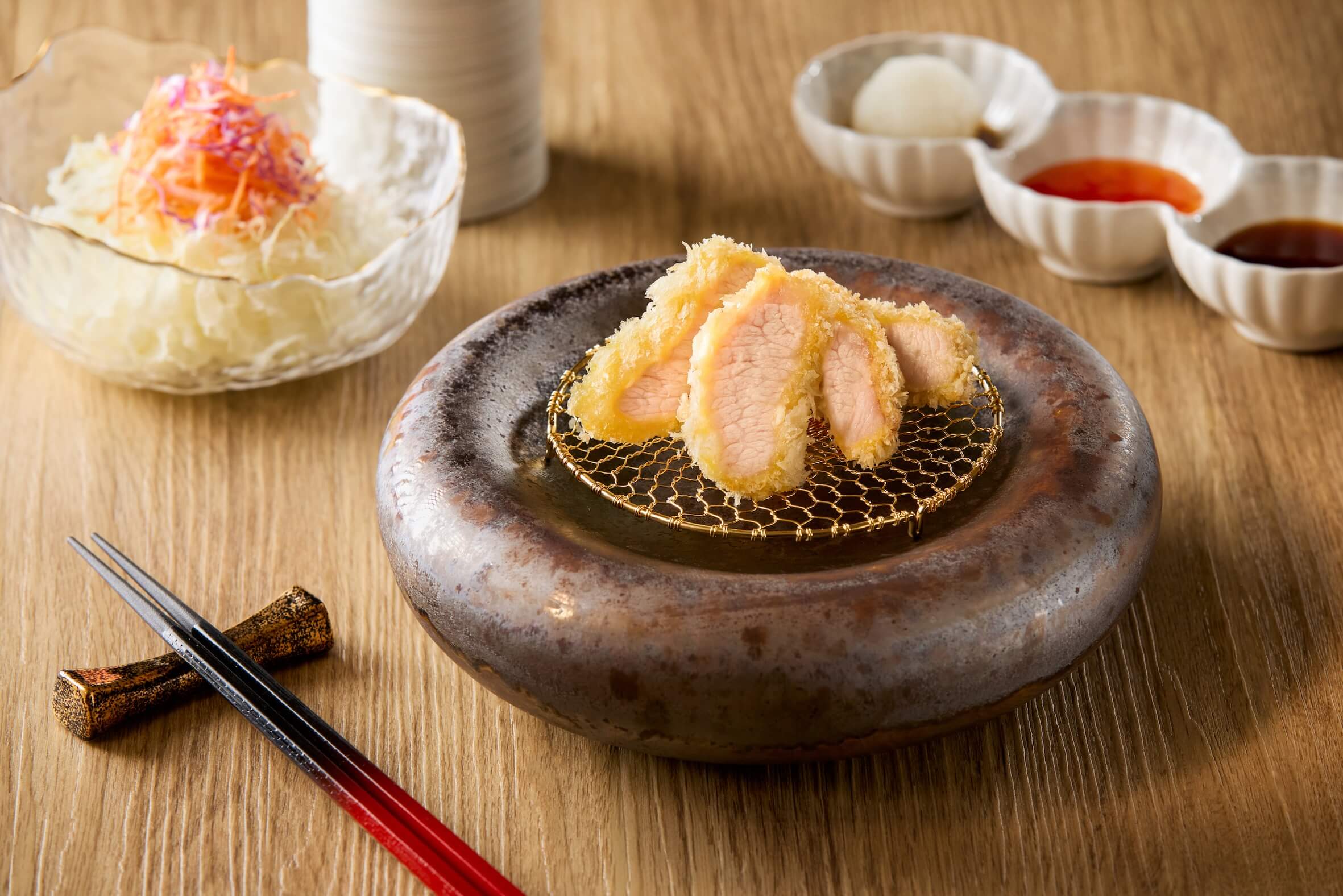 台北店以Omakase形式呈現炸豬排，於板前逐道料理，重新詮釋傳統炸豬排的用餐方式。