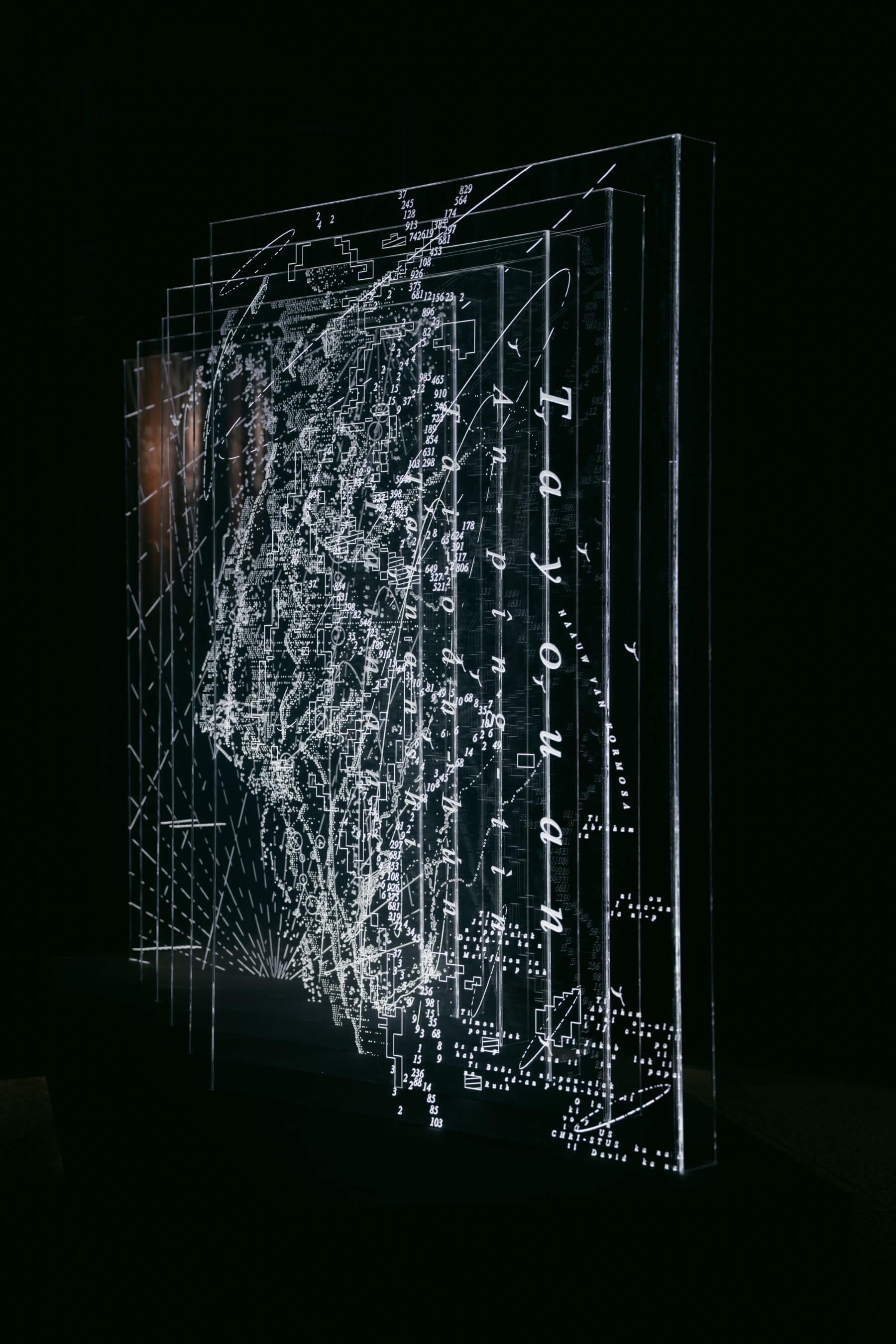 每個展區皆以該時期的地圖為起點，透過不同的符號展現當代的土地變化。