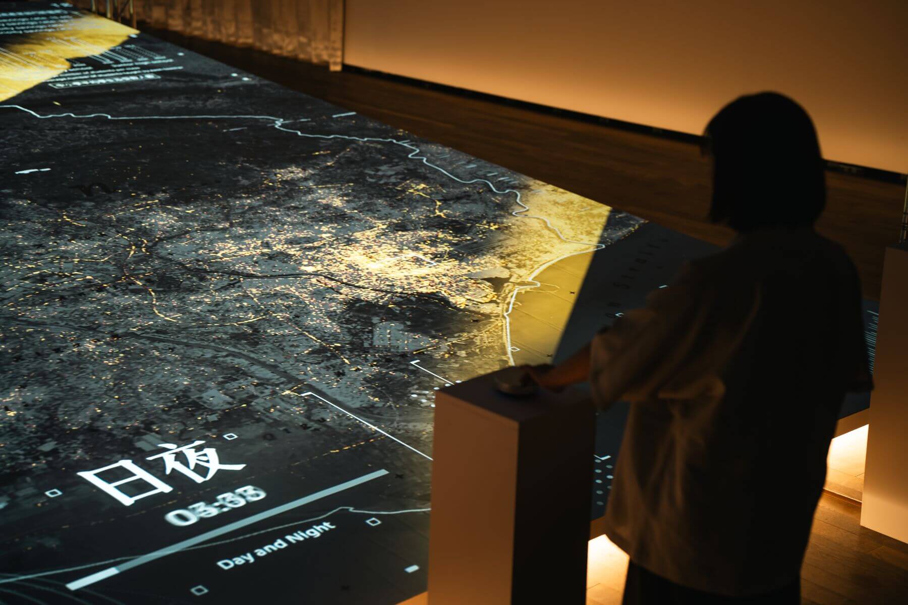 透過操控旋鈕，觀者以瞭望的視野看見大臺南不同區域活躍的城市動態。