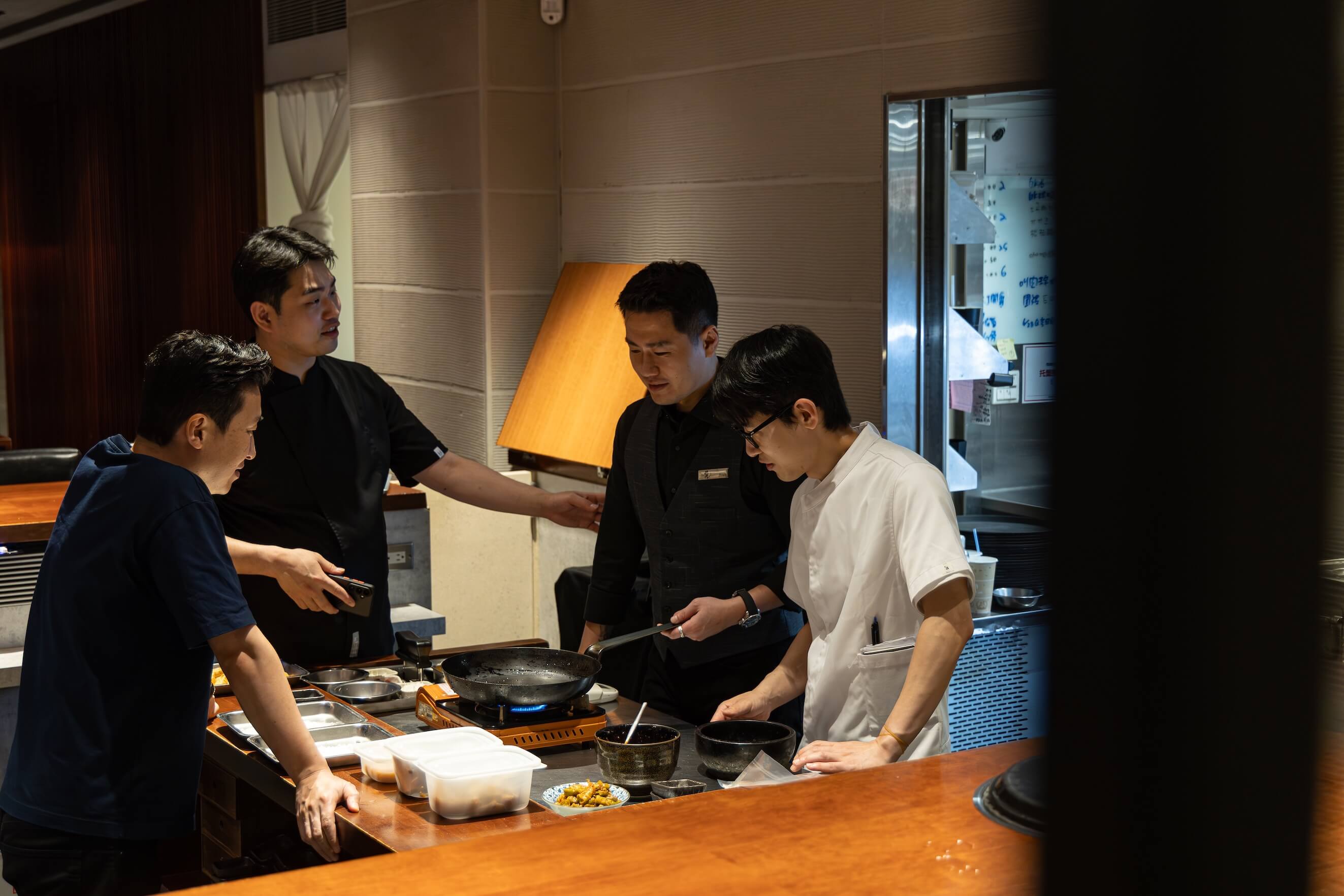 梵燒肉品牌經理Josh、TTEURAK主廚Kim Young Woo及團隊成員展開合作會議。