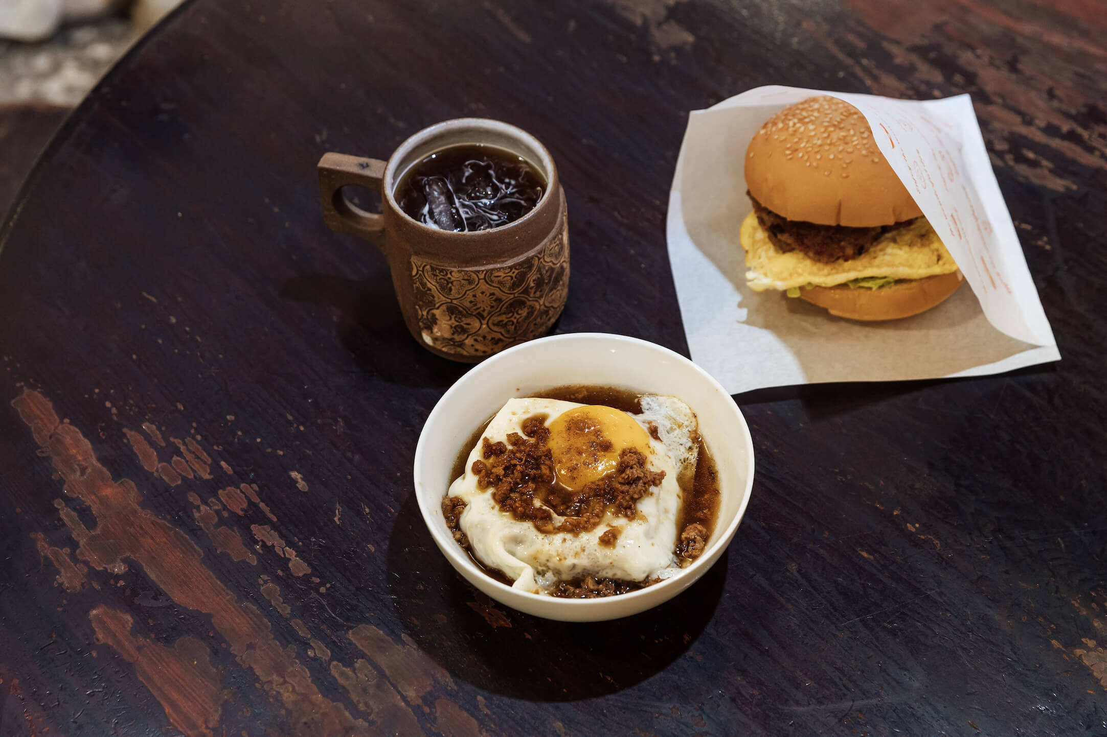 三合號特色的「六合滷呷粿」，將他們自己熬的肉臊，澆淋在荷包蛋與蘿蔔糕上。