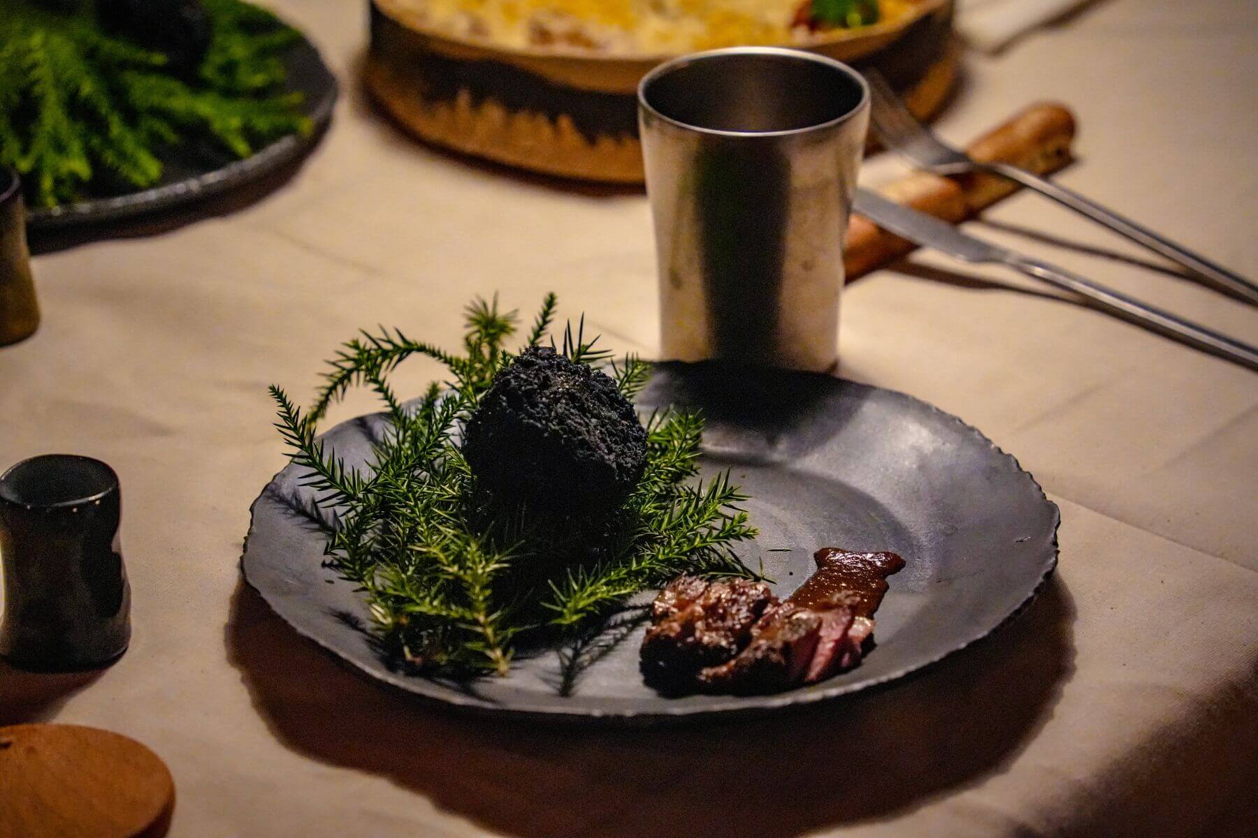 從萬年火山汲取靈感的「火山石麵包」，佐以杏仁醬和煙燻牛小排，感受迷人的獨特韻味。（攝影/小虎）