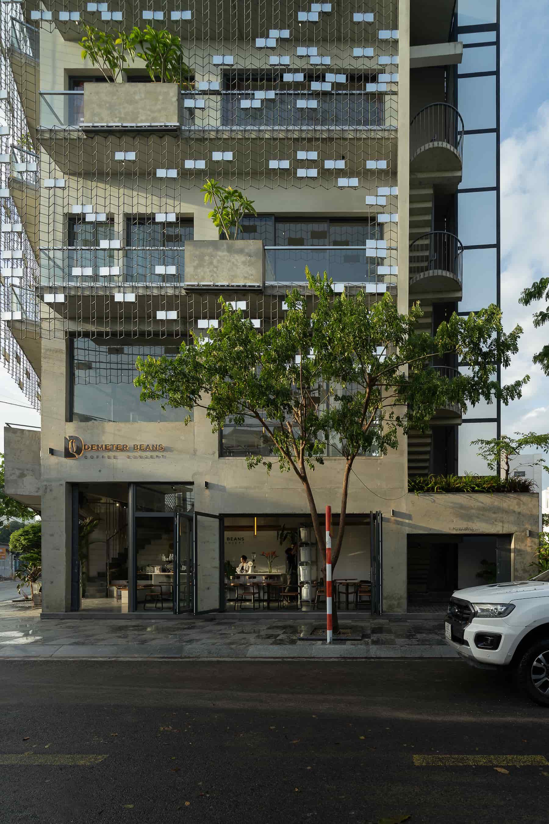 位於越南越南沿海潘切市（Thành phõ Phan Thiẽt）的5層樓建築結合當地知名咖啡烘焙品牌 DEMETER BEANS 與服務式公寓 D-Apartment，曾獲得「2025 VMARK越南設計獎」的最佳餐飲空間設計獎 (Best F&B Design) © Demeter Beans ll Coffee Shop and D-Apartment