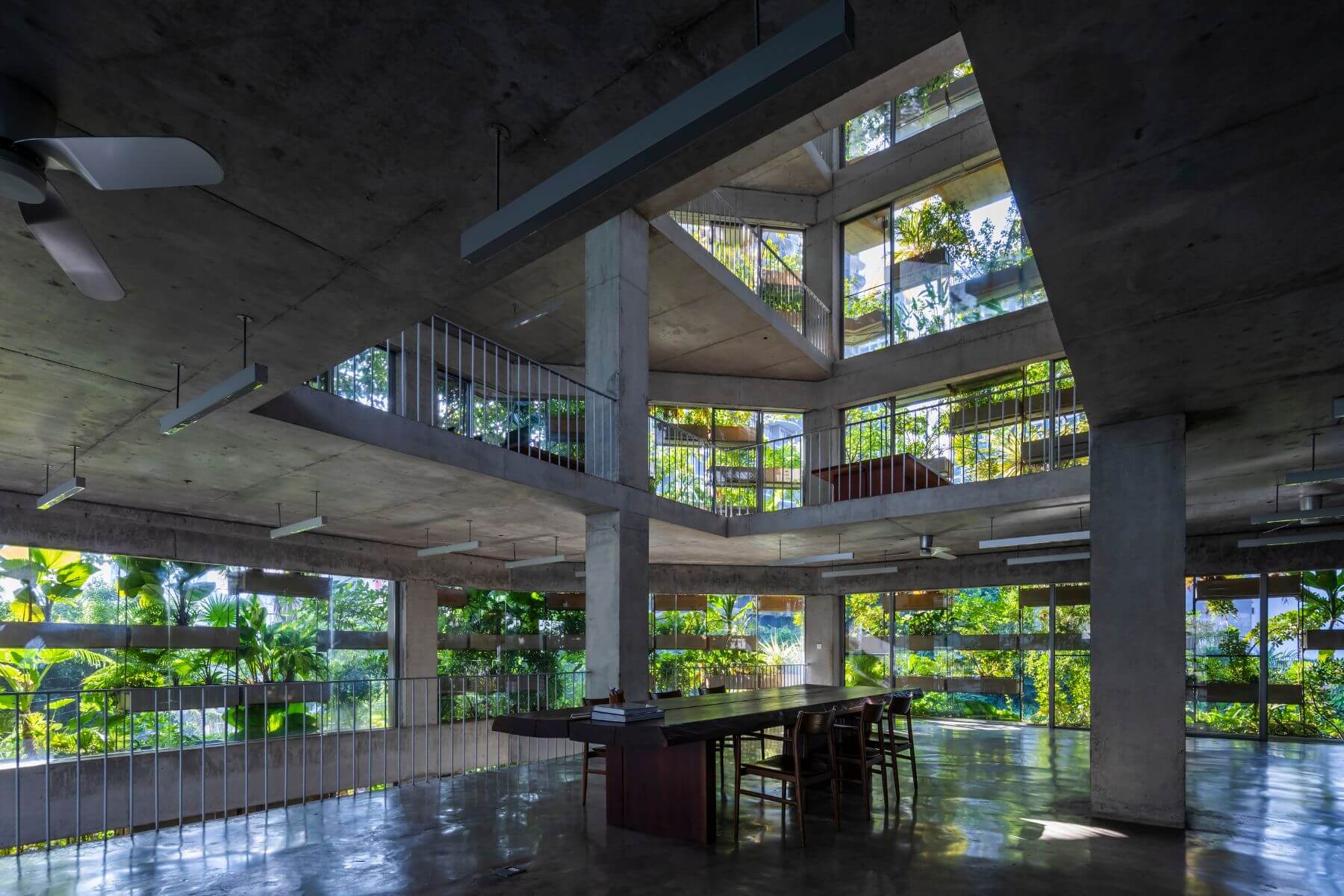 Urban Farming Office 室內空間透過植栽、玻璃與自然通風形成舒適微氣候，並以局部開口提升交叉通風像效果，降低空調使用需求。 © Hiroyuki Oki / Decon Photo Studio