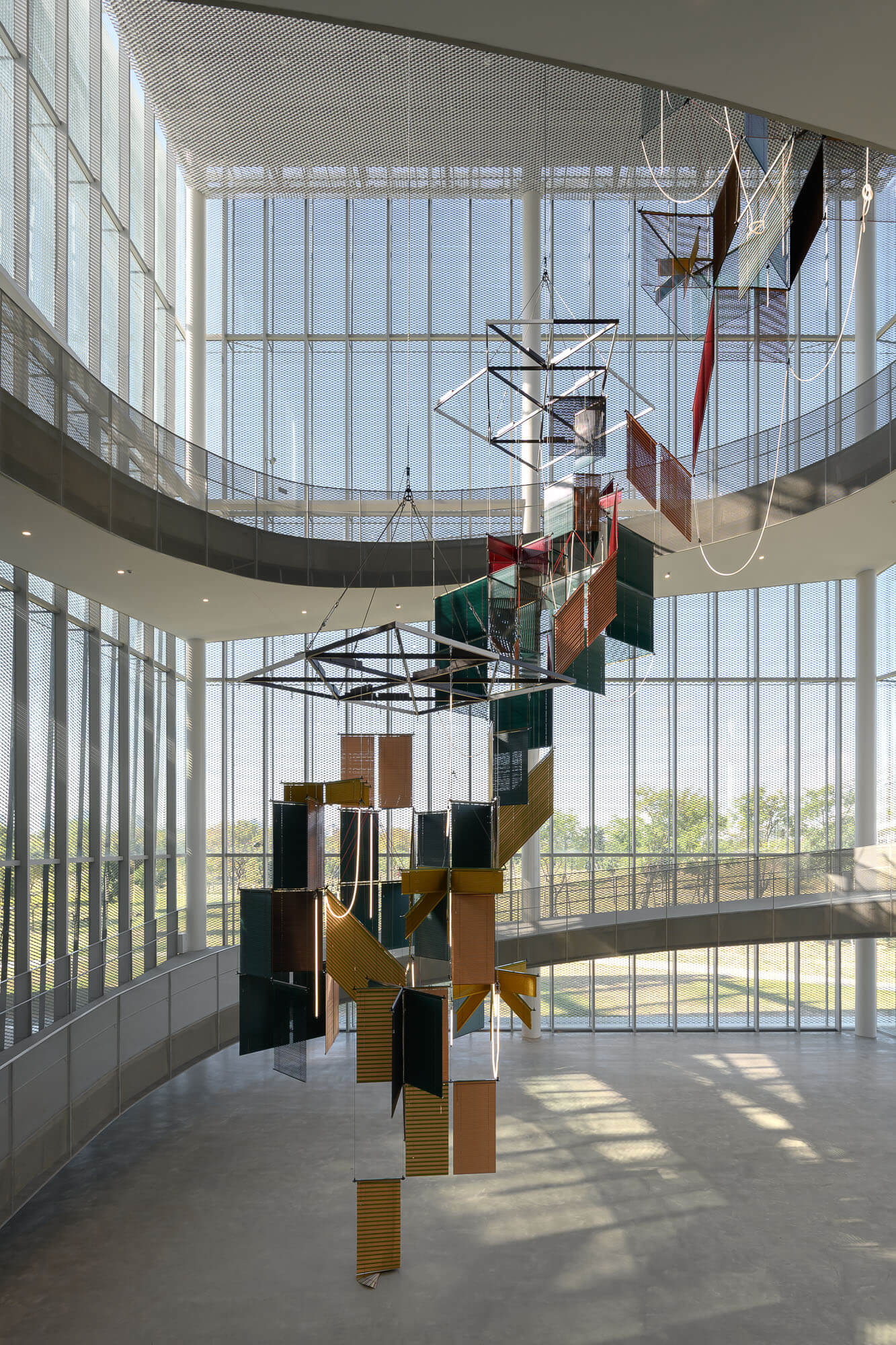 梁慧圭 ( Haegue Yang )，《流動奉獻－樹蔭三合》，2025