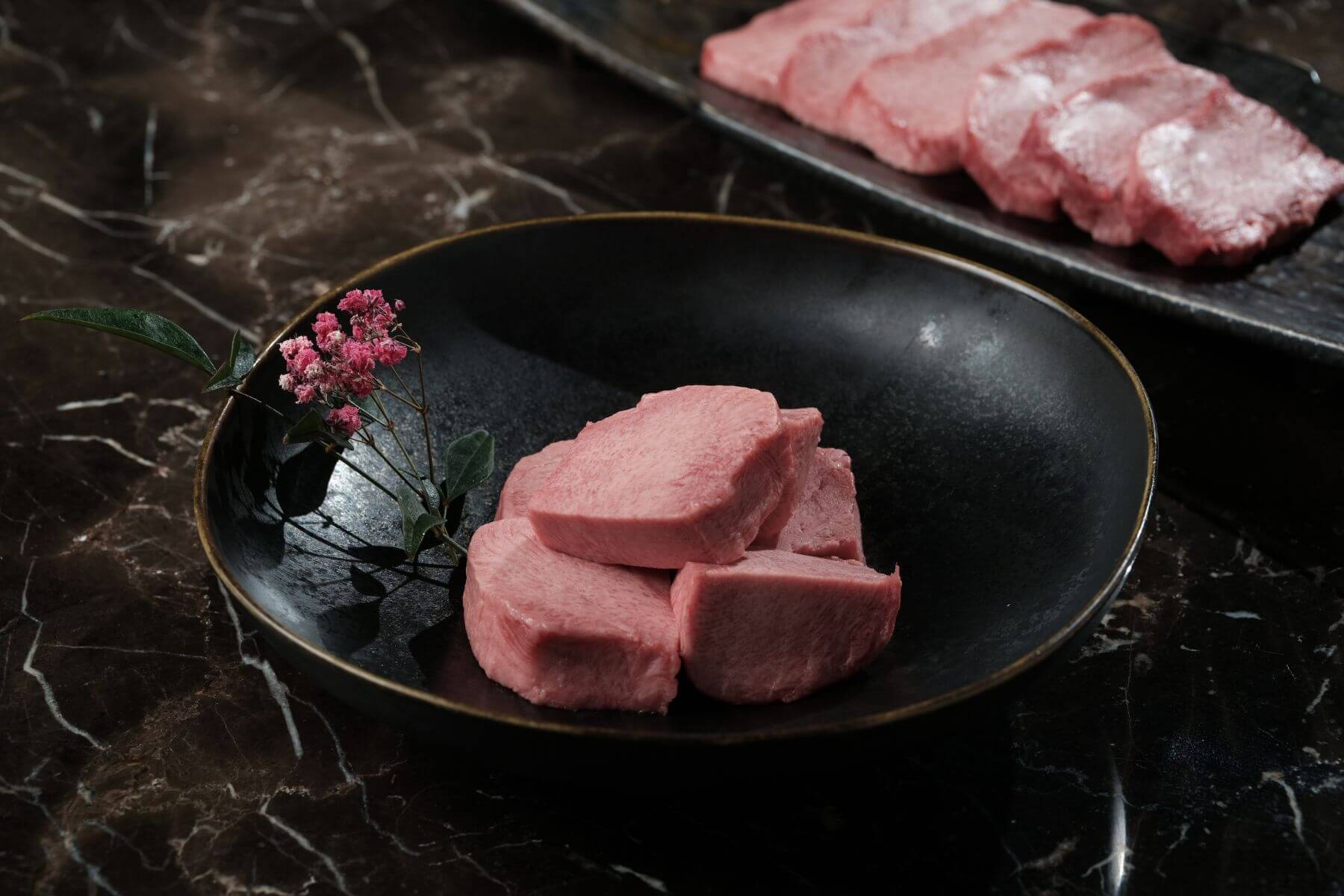 「巧克力和牛牛舌」其他每條牛舌只能取一份的牛舌角切,絕對是其他燒肉店少有的珍貴美味。