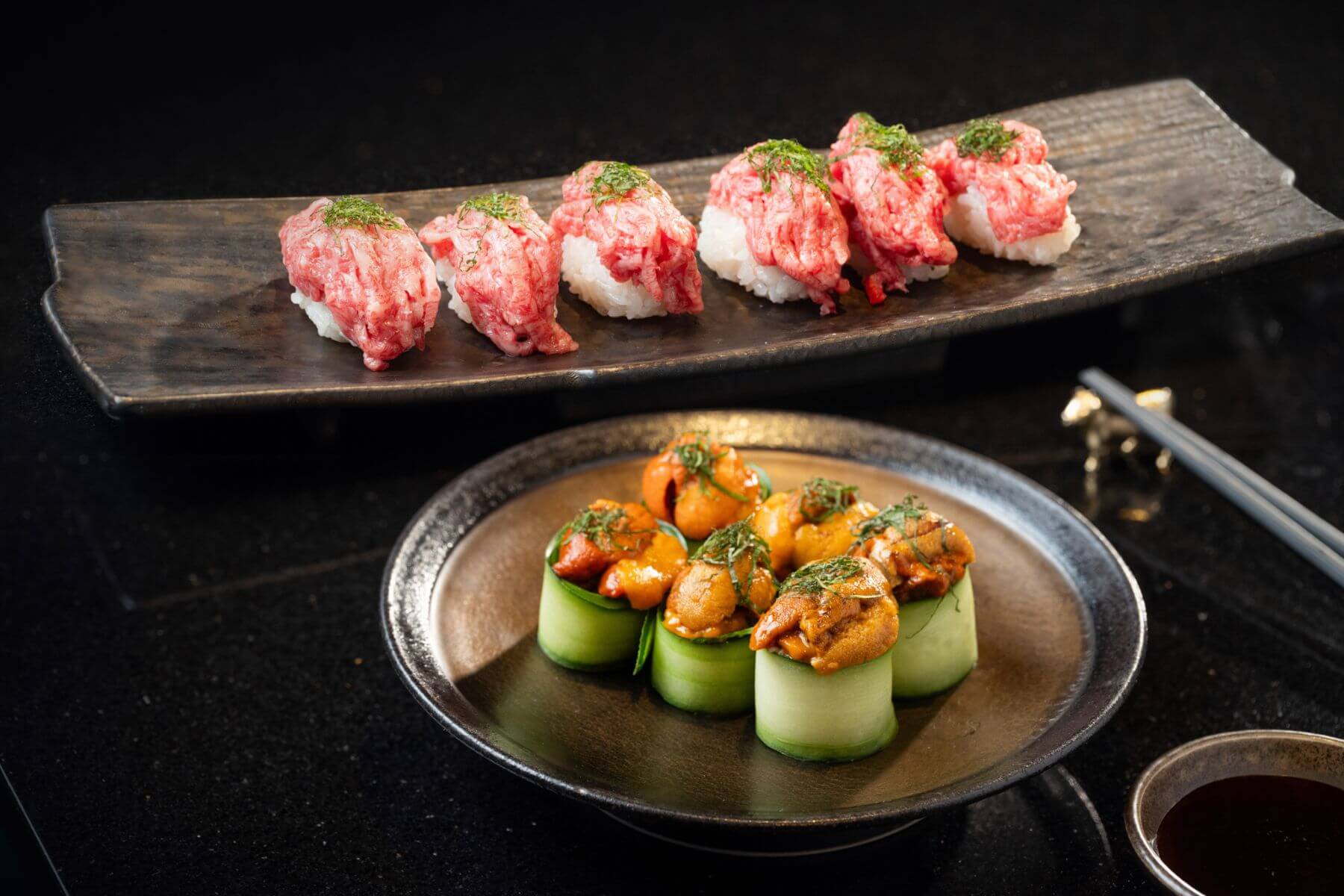 包廂限定特色前菜「千本壽司(後方)」、「和牛軍艦(前方)」,展現旺盛苑對於肉品的自信與美味傳達。