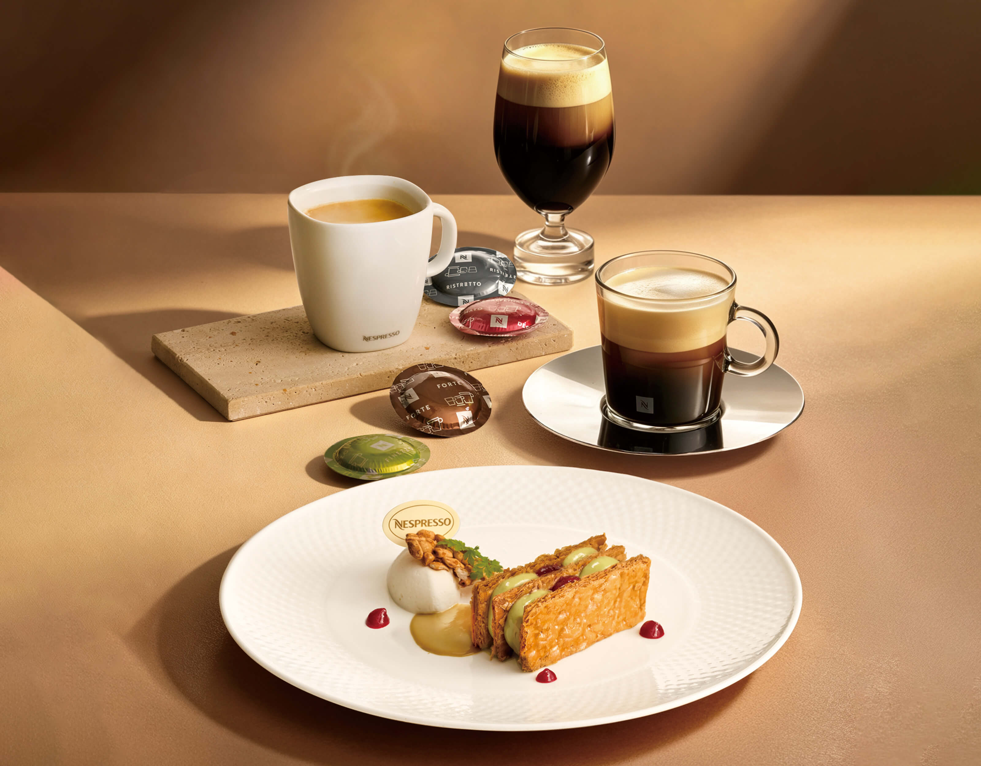 桌邊現做雙人甜點Nespresso咖啡開心果覆盆莓千層派，以及Nespresso頂級咖啡體驗。