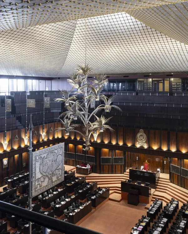 斯里蘭卡科特新斯里蘭卡國會大樓議事廳一景，2026年，© Iwan Baan