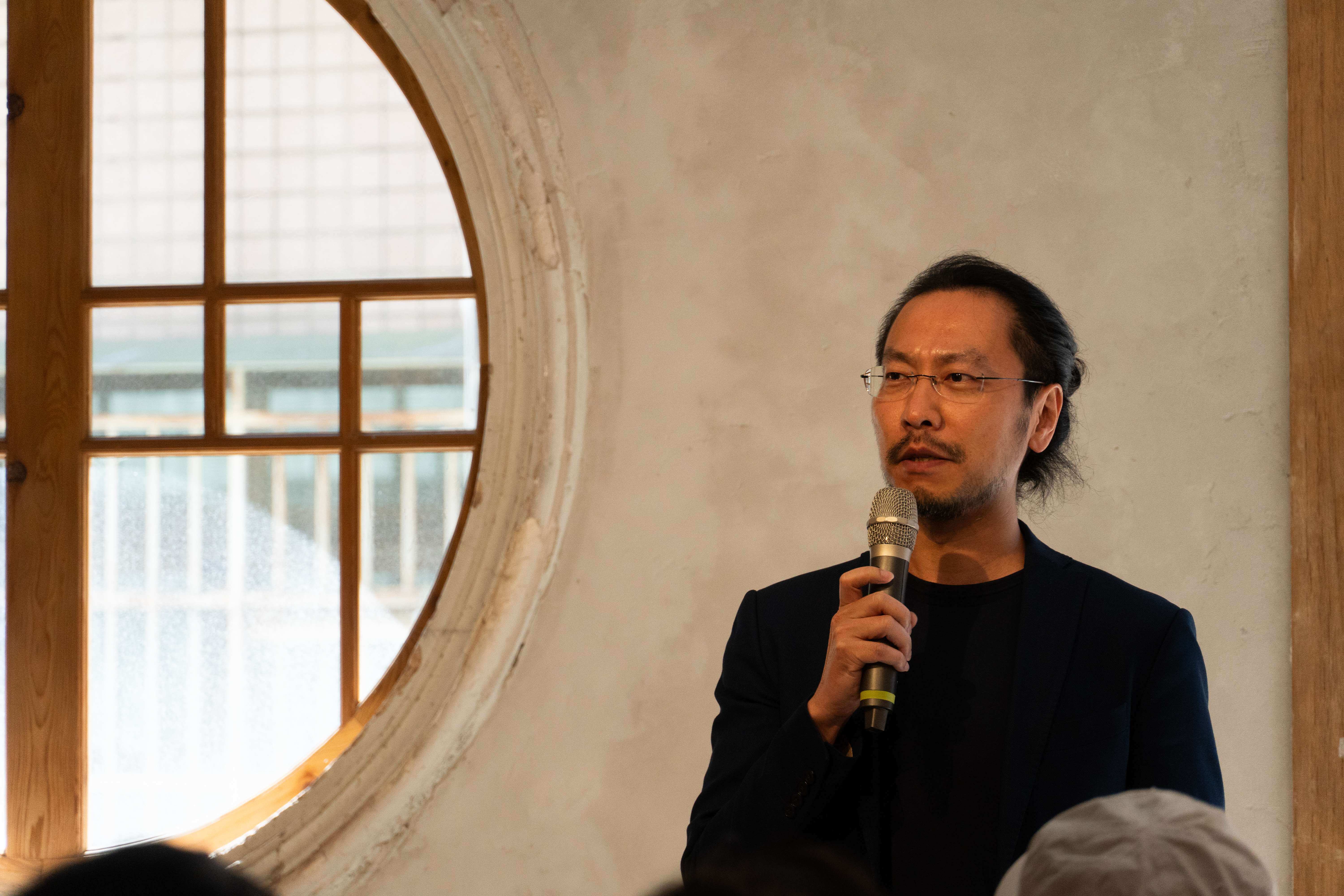 「臺灣地酒策展論壇」主持人，酒類文化教育工作者王鵬。