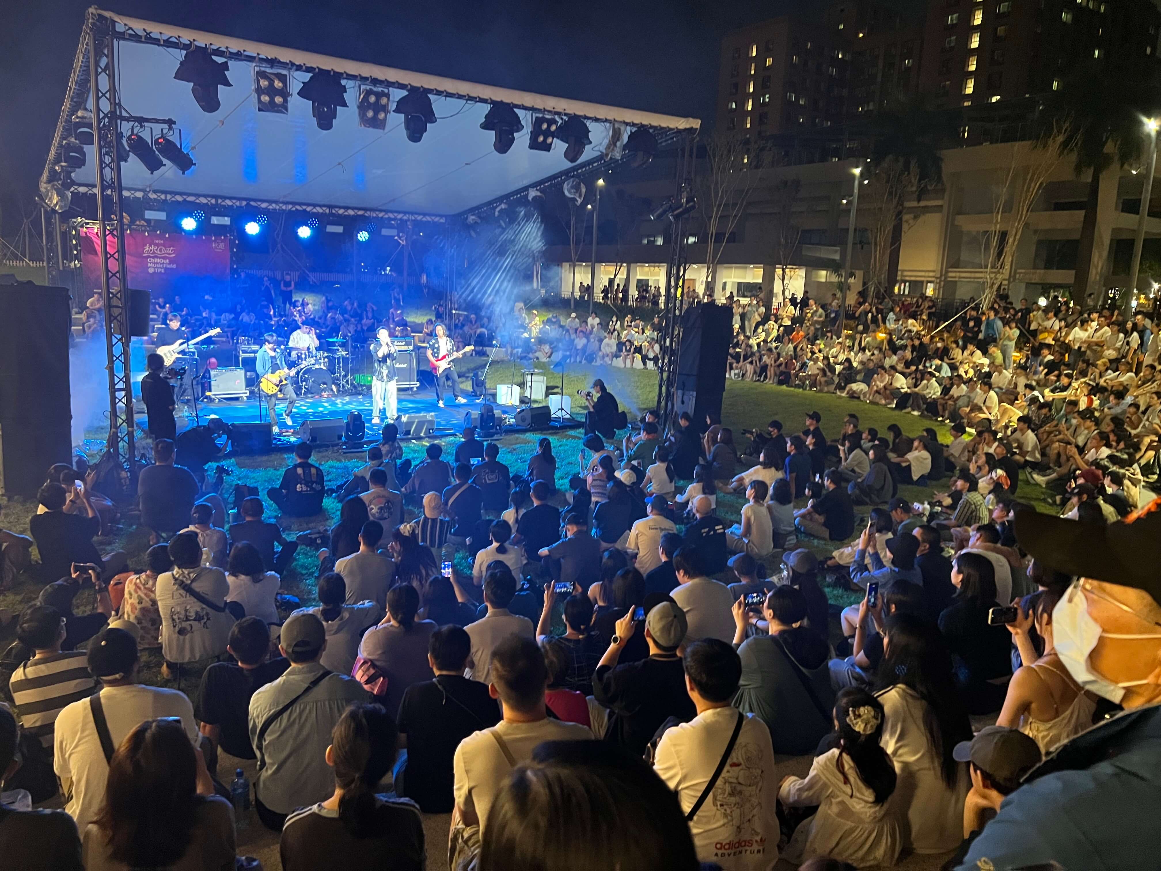 四分衛於自由舞台區的壓軸演出，在東方快車主唱姚可傑帶來經典歌曲時掀起最高潮。(照片提供/PIPE Live Music)