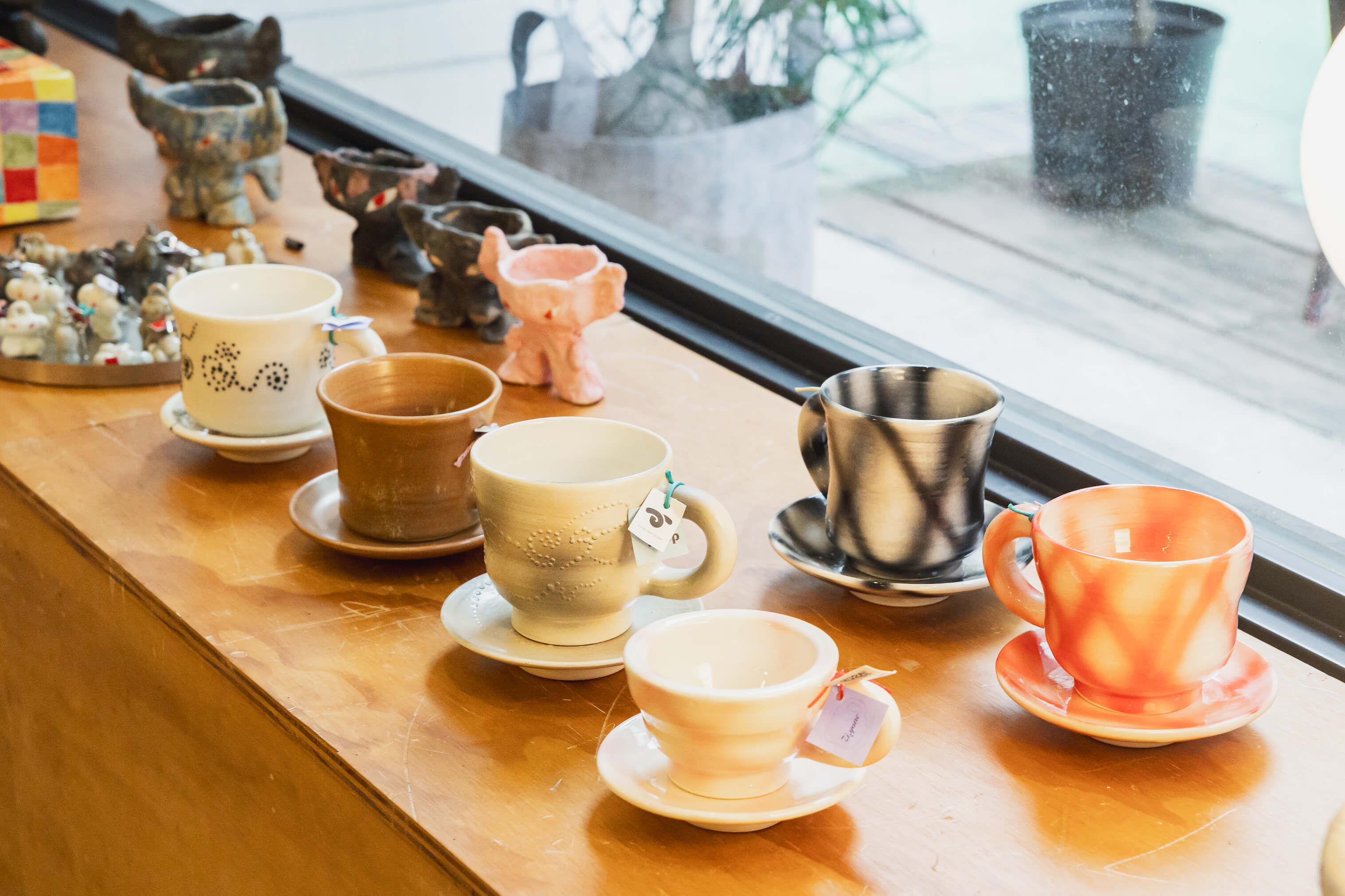 來自台中陶藝家與插畫創作者Xeni創立的藝術工作室，致力於陶藝與圖像的融合實踐。