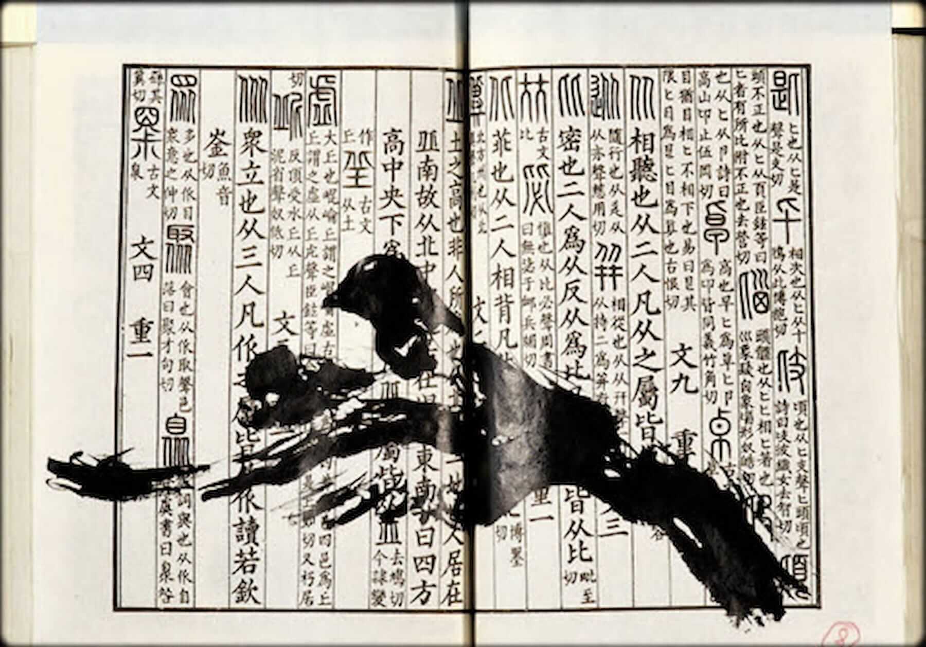 威廉.肯特里奇,《 樣板戲札記 》 (影像截圖 2015 高解析三頻投影裝置 11 分 14 秒 。 威廉.肯特里奇工作室,約翰尼斯堡。圖像由藝術家提供。