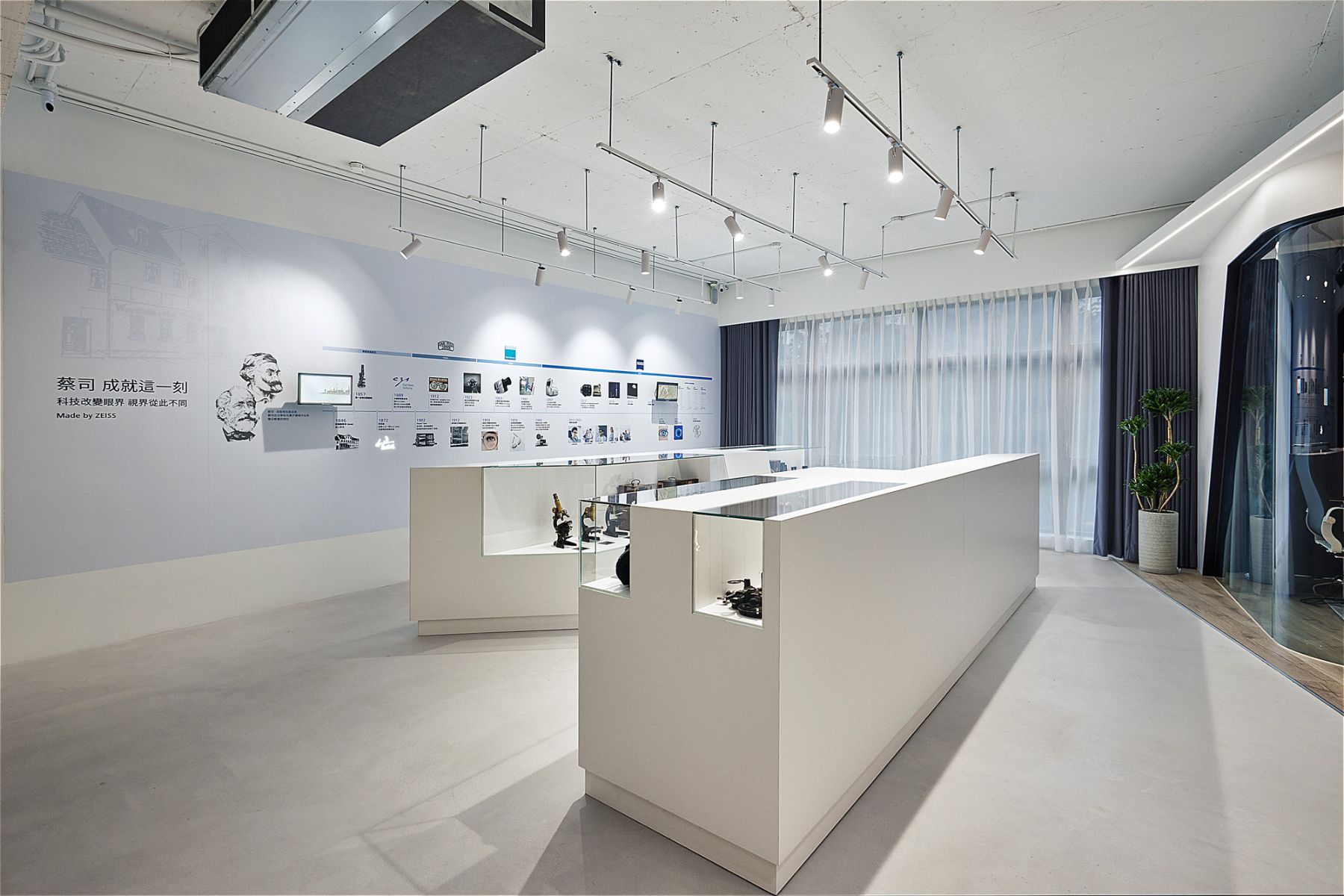 iF、紅點設計師獨家合作設計，耗資建造三層樓挑高極致驗配空間。