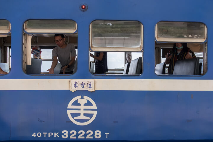 重返解憂號火車，坐上移動的書店，向山海閱讀啟程