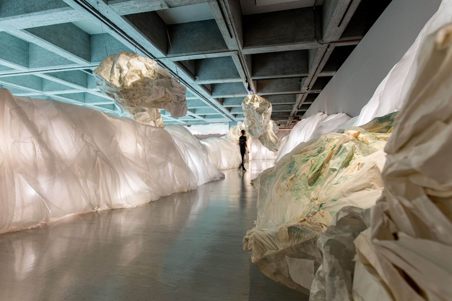 北美館「崎Heterogeneous」：以紙張堆疊形塑的山景幻境