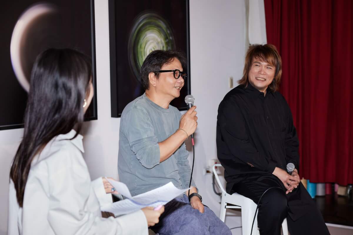 從凡物爆發的浩瀚宇宙，伍佰說是「異世界」——林炳存創作個展《蒼藍小點》