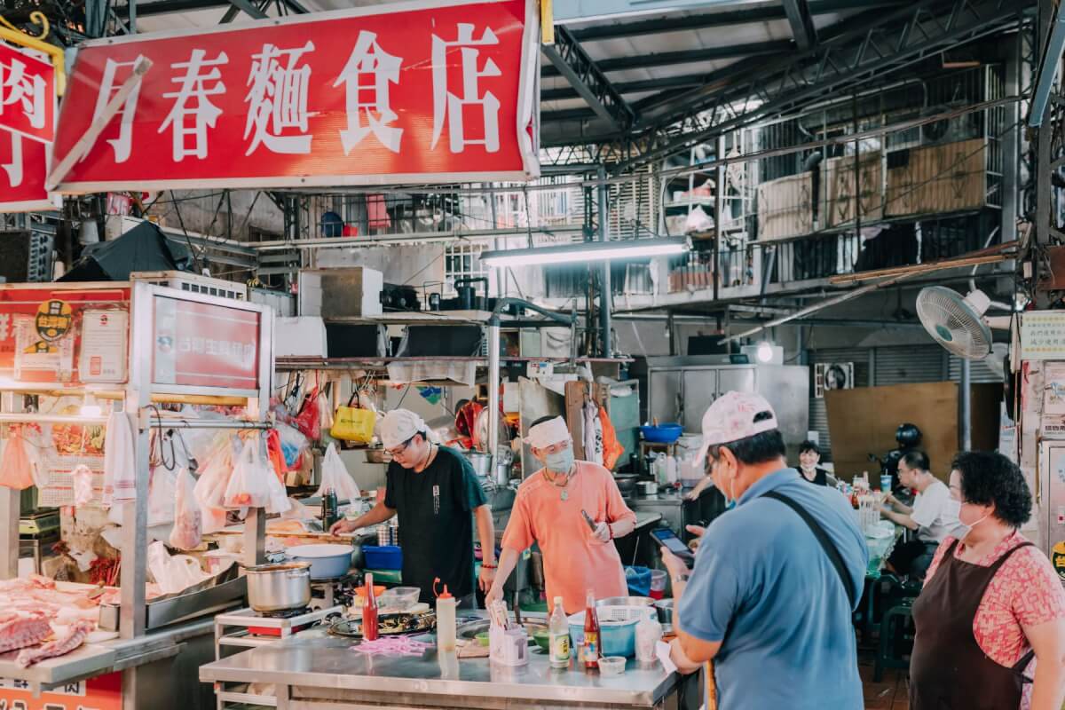 【台中美食】《偽魚販指南》林楷倫最愛的無名小吃：月春麵食店、爌肉飯店