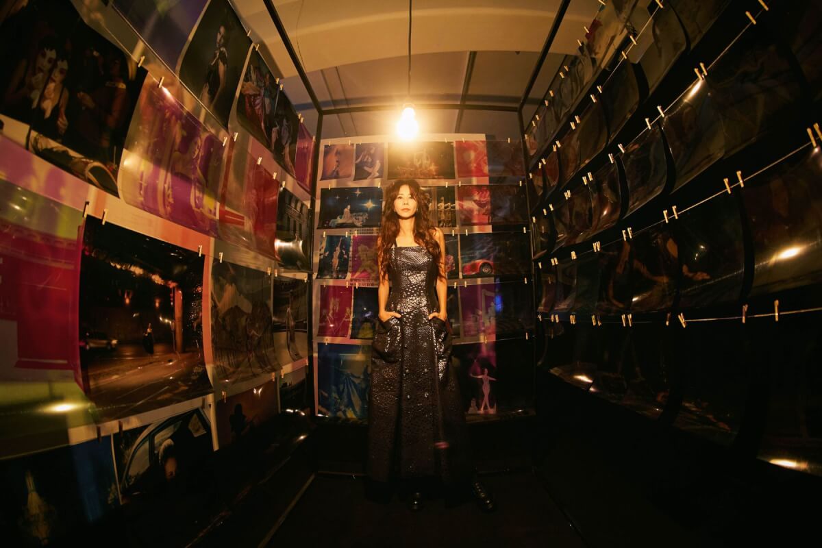 agnès b.聯名莫文蔚辦展「莫后光年」，見證天后出道30年