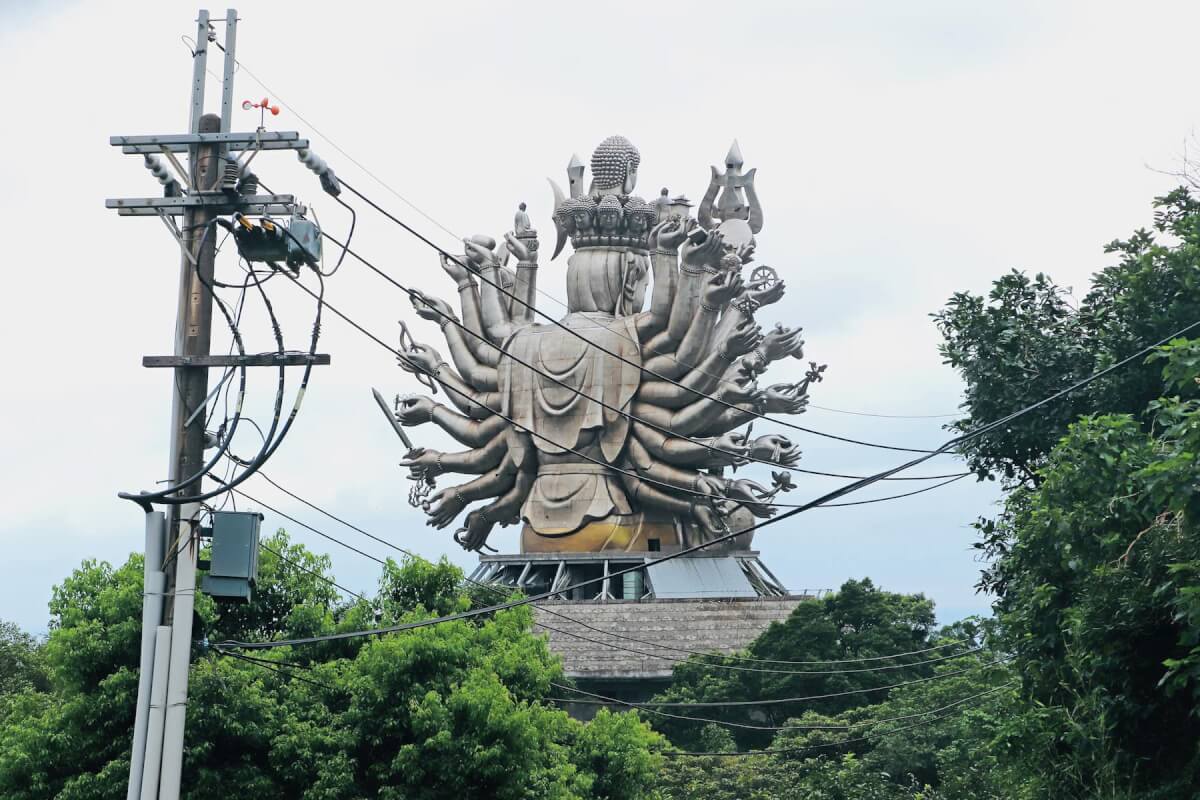有怪獸！侏羅紀暴龍當門神、宜蘭公路竄出怪蟲、巨型千手觀音⋯都市偵探李清志盤點全台「怪獸建築」