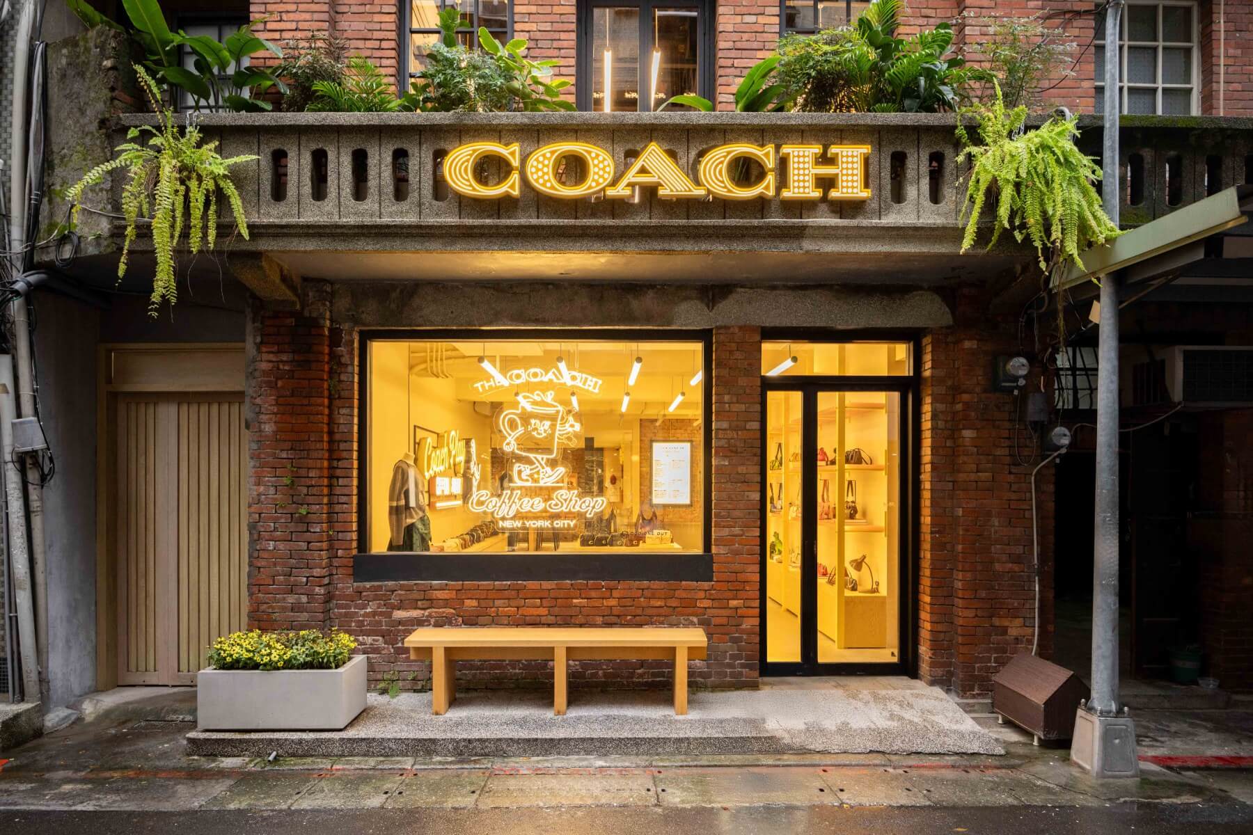 不只是咖啡廳！Coach Play跨界開店，紐約遇上老台北，百年赤峰街老宅變身時尚潮店