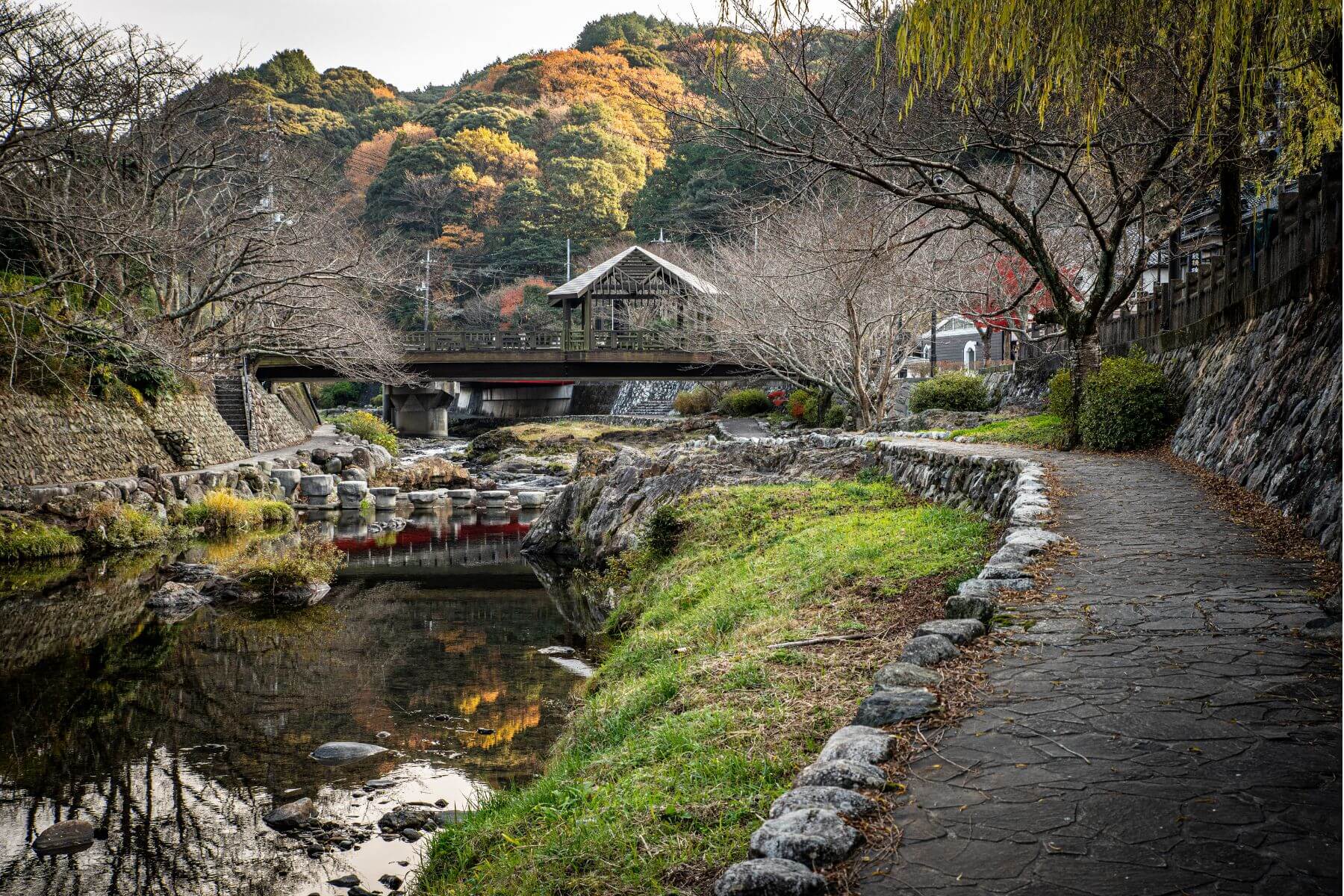 日本溫泉秘境：山口縣「長門湯本」，一座被時光遺忘的溫泉小鎮