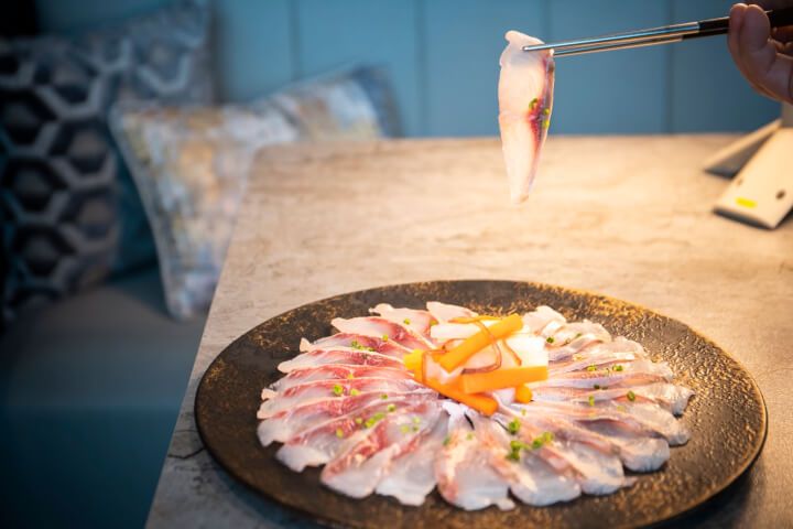 饗 A Joy 冬季菜單亮點：野生烏魚生魚片新登場！節慶喜紅「麻油雞炊米糕」福氣滿滿、「寶島鴛鴦腸」改編傳統小吃團圓寓意濃