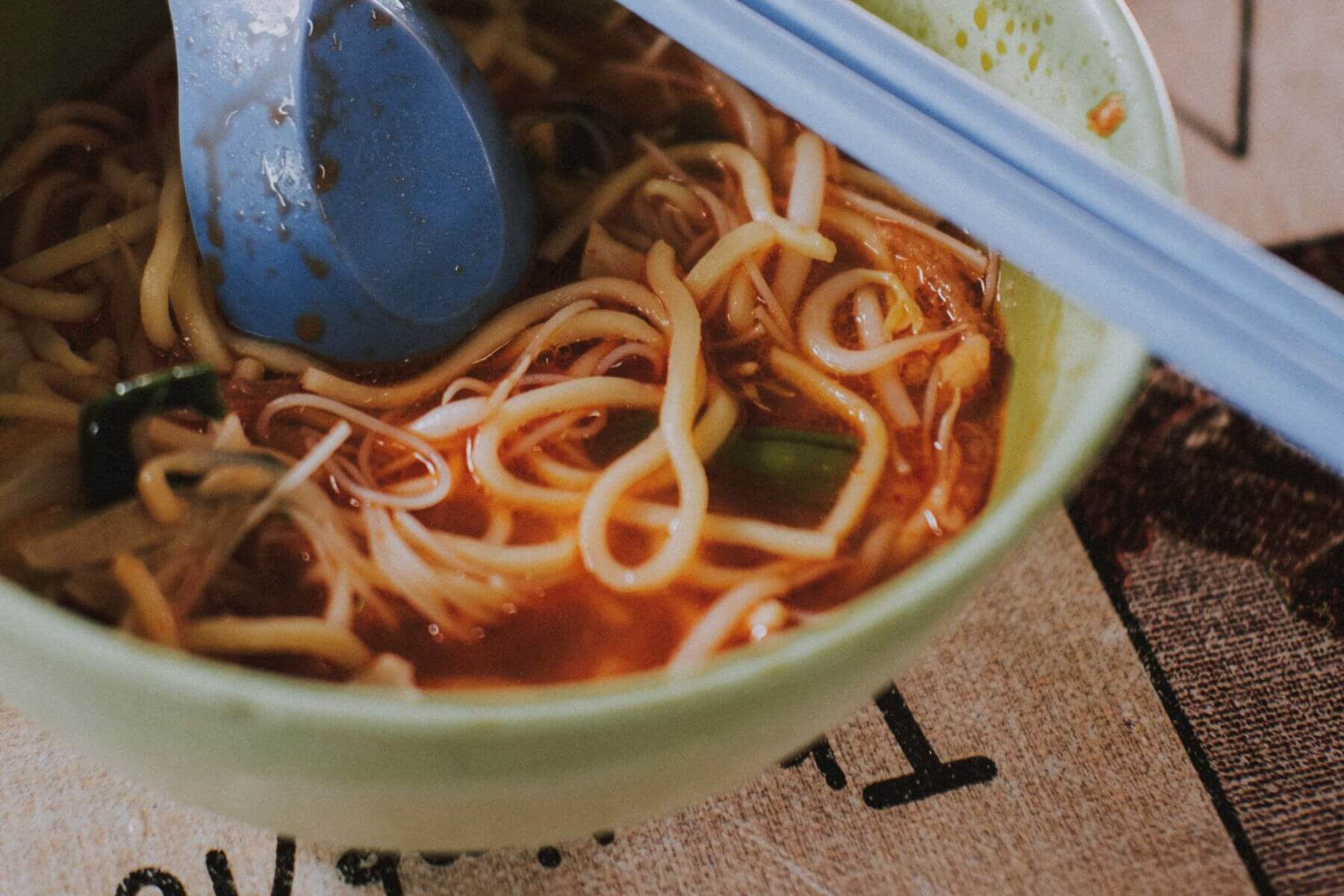 美食作家陳靜宜《我說福建麵，你說蝦麵》探索華人移民與在地認同的飲食敘事